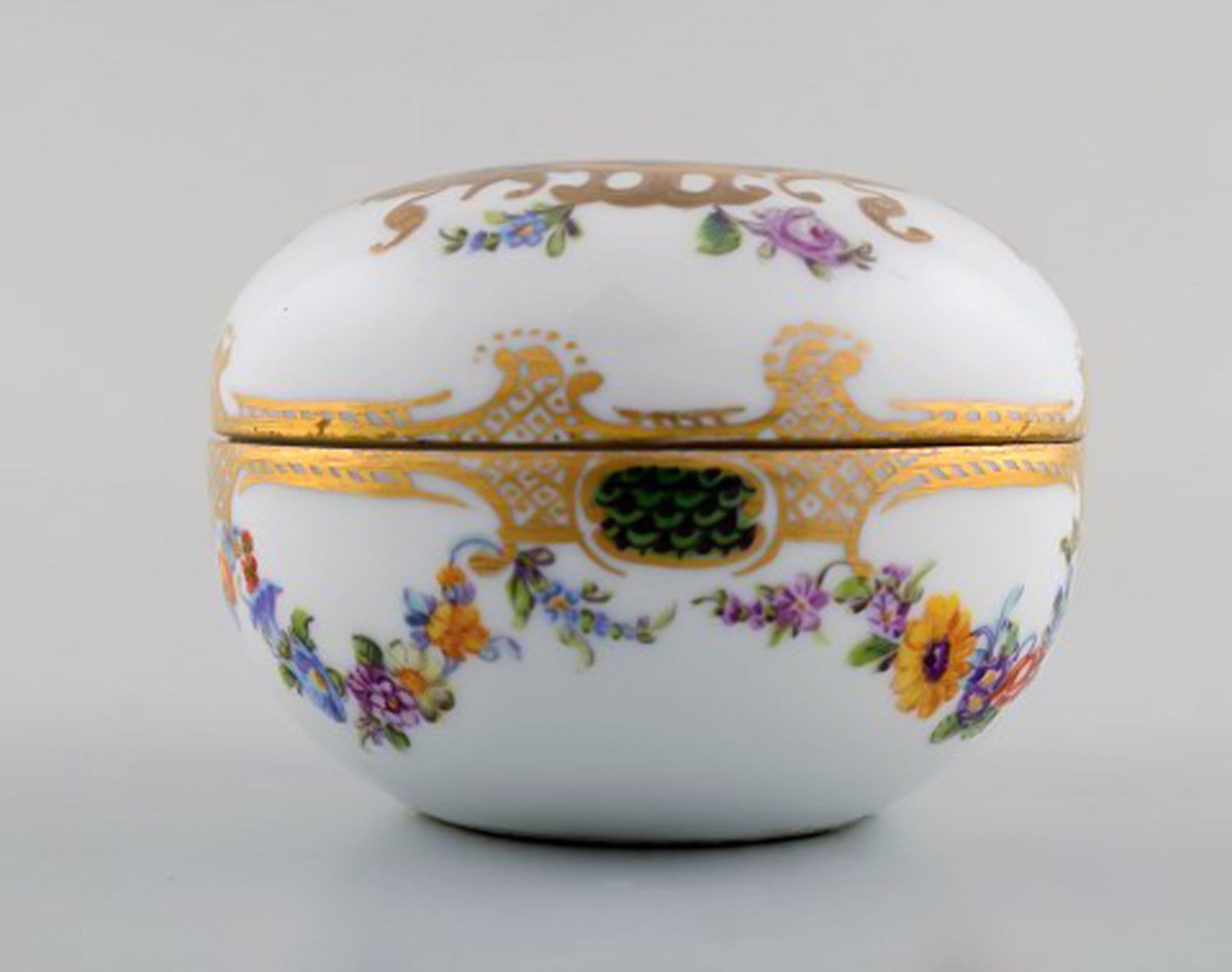 Antique Meissen lidded jar in hand-painted porcelain with romantic scene and gold decoration. 19th - 3