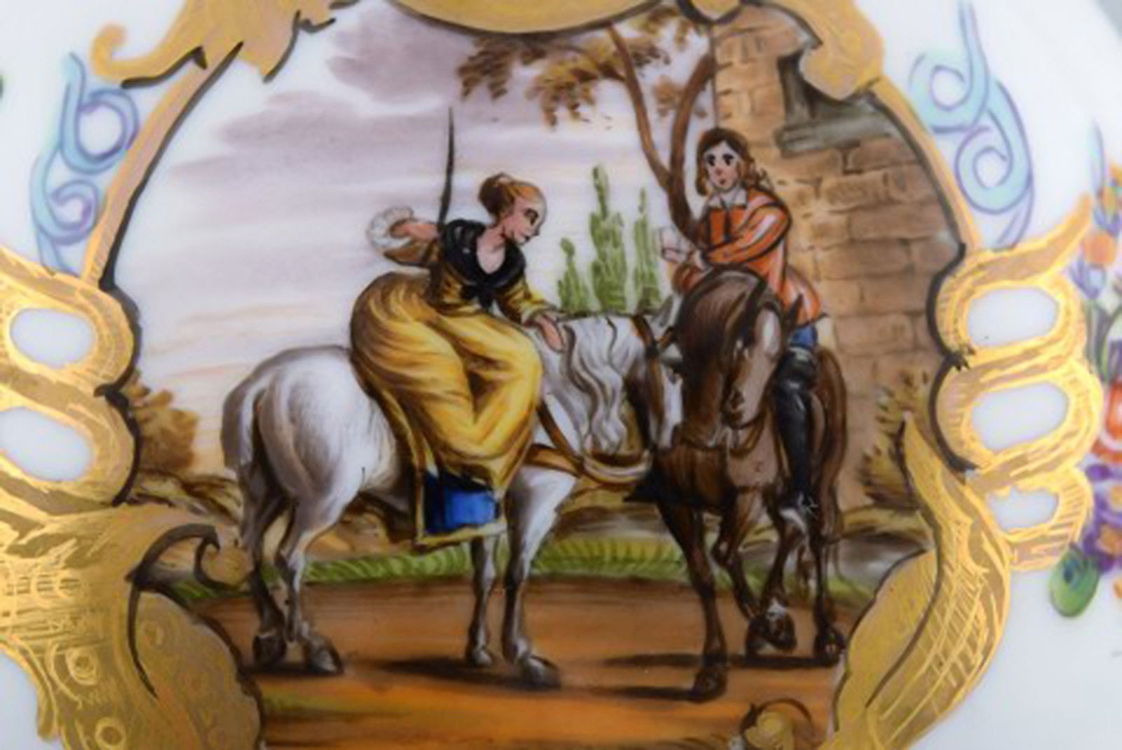 Antique Meissen lidded jar in hand-painted porcelain with romantic scene and gold decoration. 19th - 4