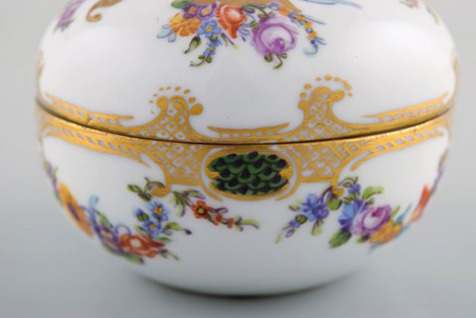 Antique Meissen lidded jar in hand-painted porcelain with romantic scene and gold decoration. 19th - 5