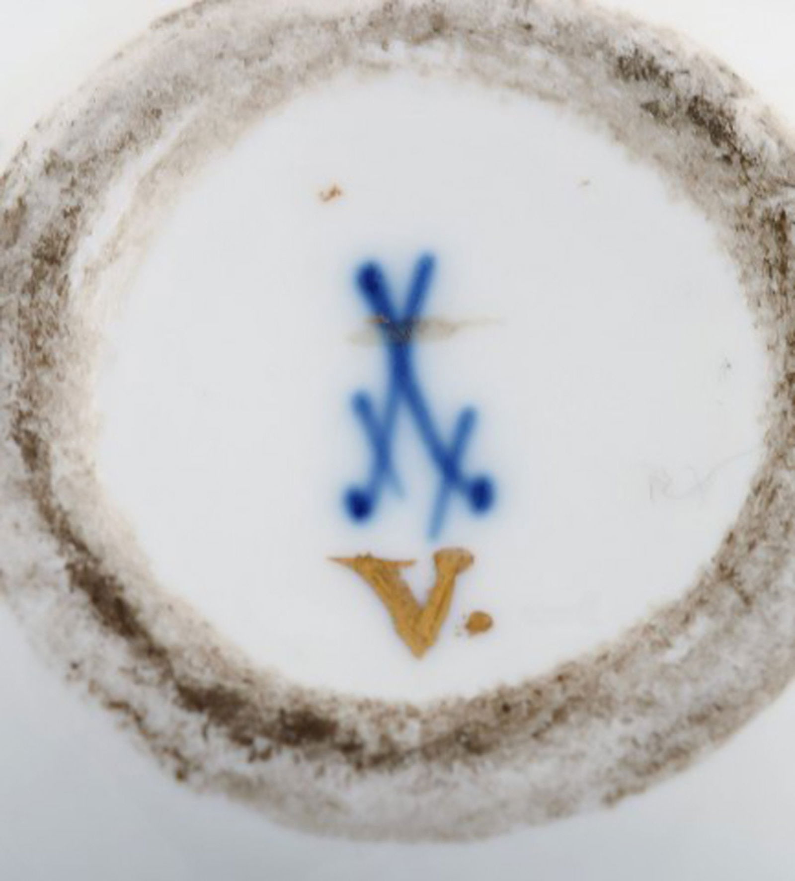 Antique Meissen lidded jar in hand-painted porcelain with romantic scene and gold decoration. 19th - 6