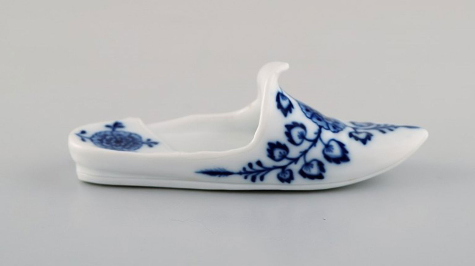 Meissen, Germany. Antique miniature slipper in hand-painted porcelain. 19th century.: Title: Meissen, Germany. Antique miniature slipper in hand-painted porcelain. 19th century. Description: Meissen, Germany. Antique miniature slipper in hand-painted porcelain. 19th century. Measures: