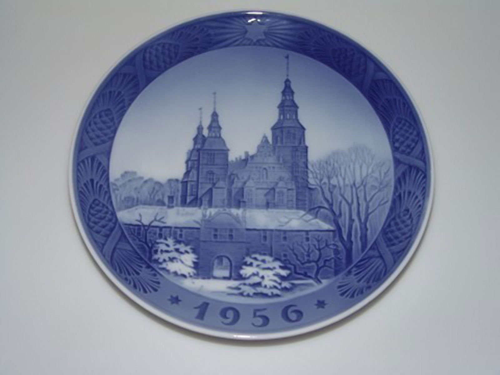 Royal Copenhagen Christmas plate 1956. Factory first. In good condition.: Title: Royal Copenhagen Christmas plate 1956. Factory first. In good condition. Description: Royal Copenhagen Christmas plate 1956. Factory first. In good condition. 17 cm. in diameter. Reserve: 