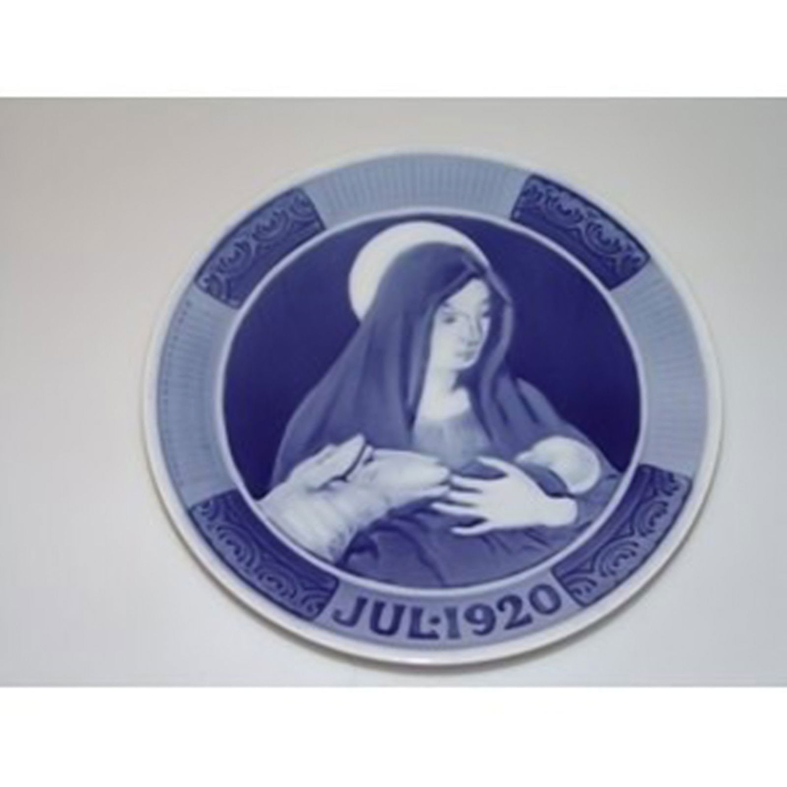 Royal Copenhagen Christmas plate from 1920.: Title: Royal Copenhagen Christmas plate from 1920. Description: Royal Copenhagen Christmas plate from 1920. Factory first. In good condition. 17 cm. in diameter. Reserve: $42.00 