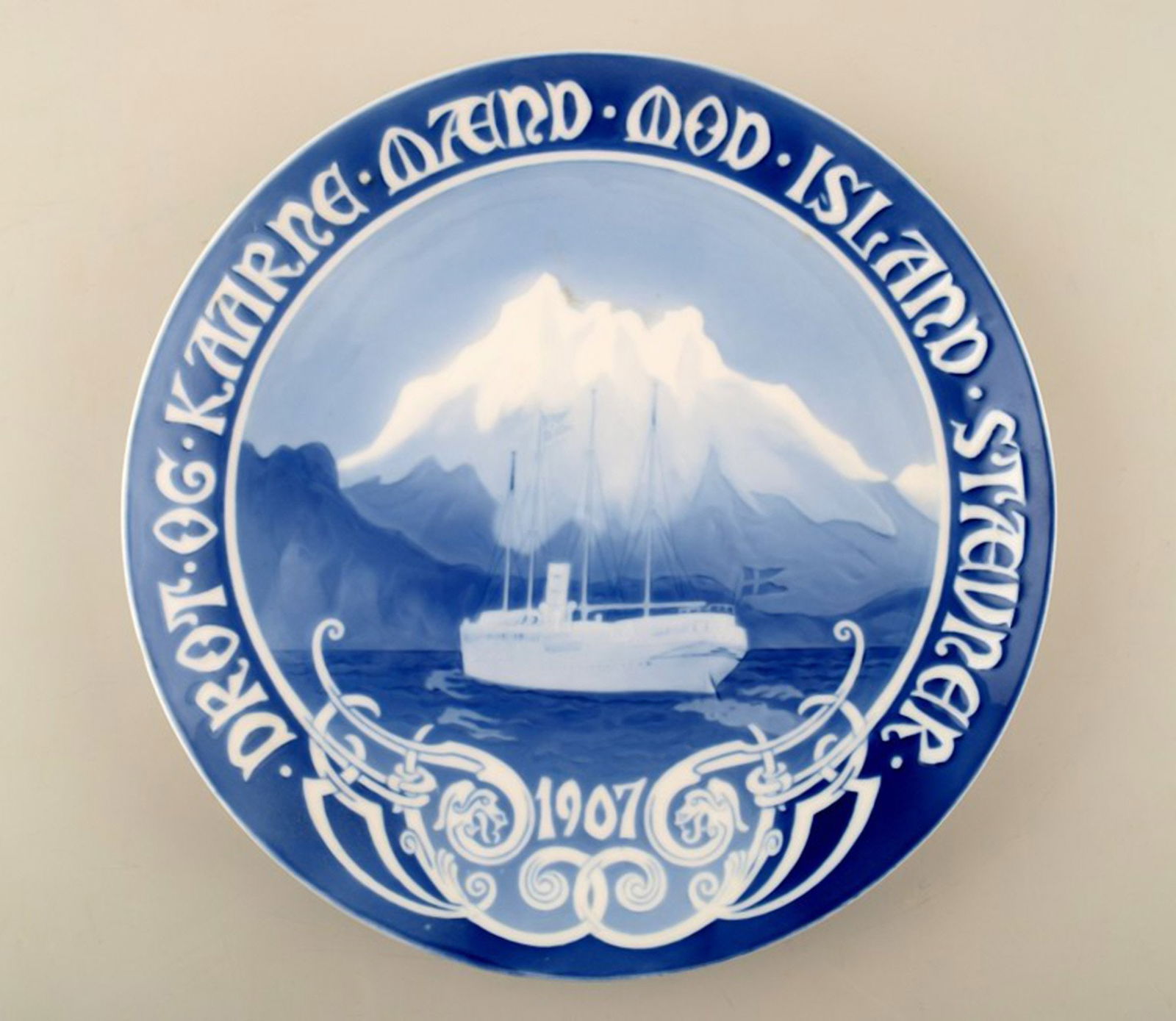 Rare B&G, Bing & Grondahl commemorative / jubilee plate. "Drot og kaarne maend mod Island staevner".: Title: Rare B&G, Bing & Grondahl commemorative / jubilee plate. "Drot og kaarne maend mod Island staevner". 1907. Description: Rare B&G, Bing & Grondahl commemorative / jubilee plate. "Drot og kaarne