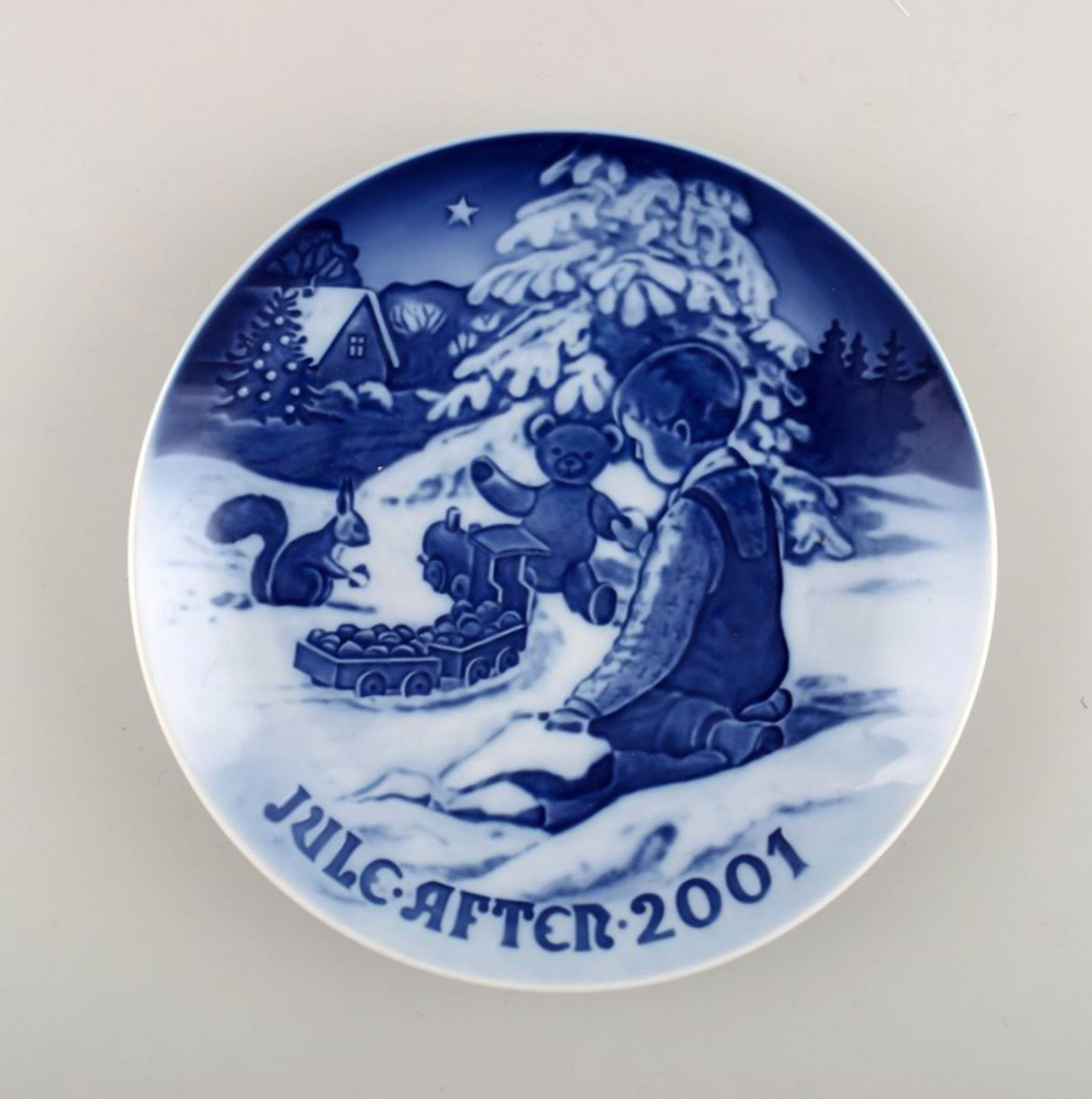 Bing & Grondahl Christmas plate 2001. "Play in the snow".: Title: Bing & Grondahl Christmas plate 2001. "Play in the snow". Description: Bing & Grondahl Christmas plate 2001. "Play in the snow". Designed by Jørgen Nielsen. In perfect condition. 1st. fact
