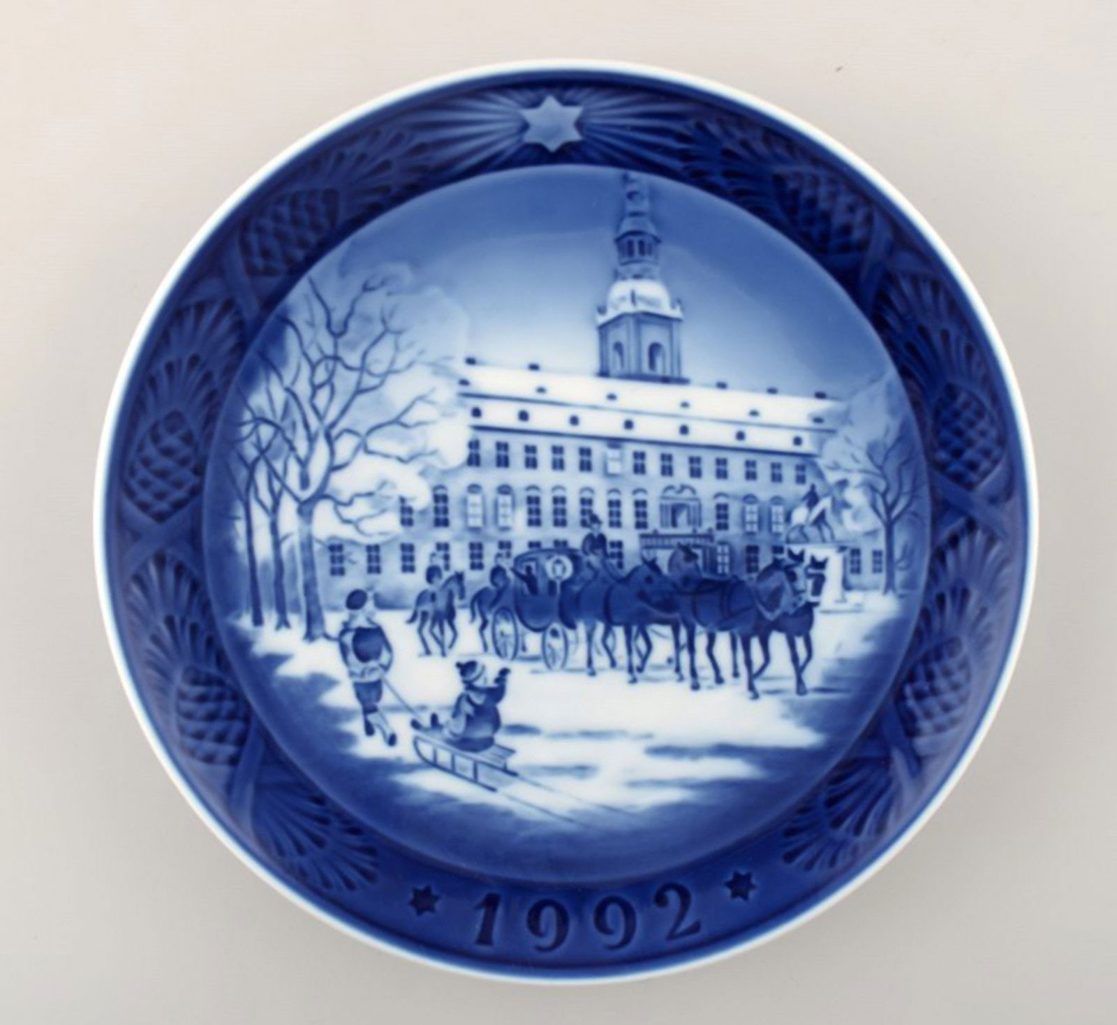Royal Copenhagen, Christmas plate from 1992.: Title: Royal Copenhagen, Christmas plate from 1992. Description: Royal Copenhagen, Christmas plate from 1992. In perfect condition. 1st factory quality Measures: 17 cm. Reserve: $32.00 Shipping: Dome