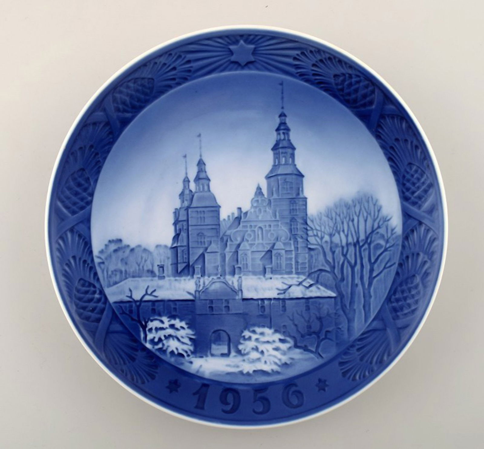 Royal Copenhagen, Christmas plate from 1956.: Title: Royal Copenhagen, Christmas plate from 1956. Description: Royal Copenhagen, Christmas plate from 1956. In perfect condition. 1st factory quality Measures: 17 cm. Reserve: $28.00 Shipping: Dome
