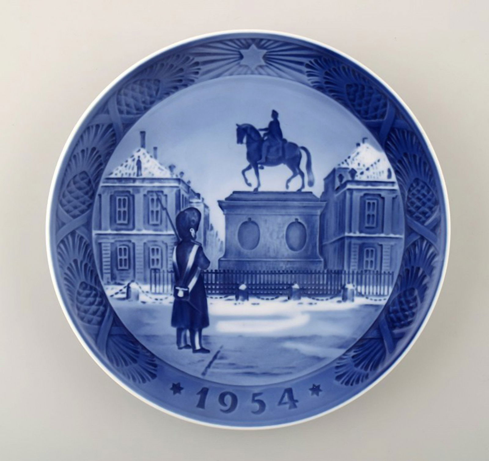 Royal Copenhagen, Christmas plate from 1954.: Title: Royal Copenhagen, Christmas plate from 1954. Description: Royal Copenhagen, Christmas plate from 1954. In perfect condition. 1st factory quality Measures: 17 cm. Reserve: $67.00 Shipping: Dome