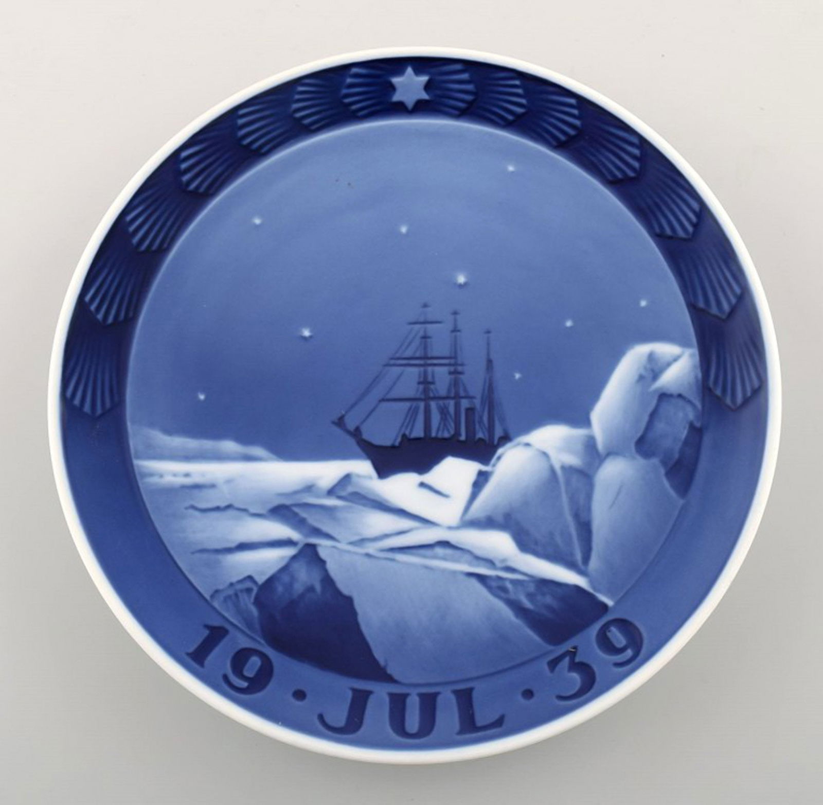Royal Copenhagen, Christmas plate from 1939.: Title: Royal Copenhagen, Christmas plate from 1939. Description: Royal Copenhagen, Christmas plate from 1939. In perfect condition. 1st factory quality Measures: 17 cm. Reserve: $315.00 Shipping: Dom