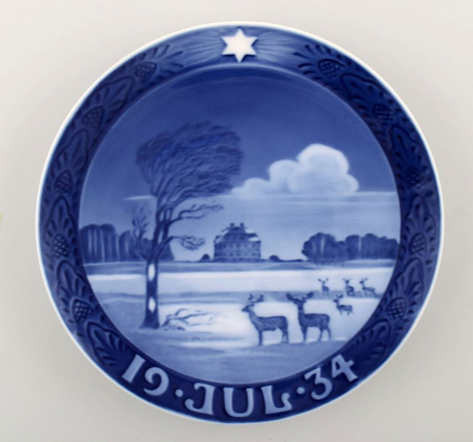 Royal Copenhagen, Christmas plate from 1934.: Title: Royal Copenhagen, Christmas plate from 1934. Description: Royal Copenhagen, Christmas plate from 1934. In perfect condition. 1st factory quality Measures: 17 cm. Reserve: $70.00 Shipping: Dome