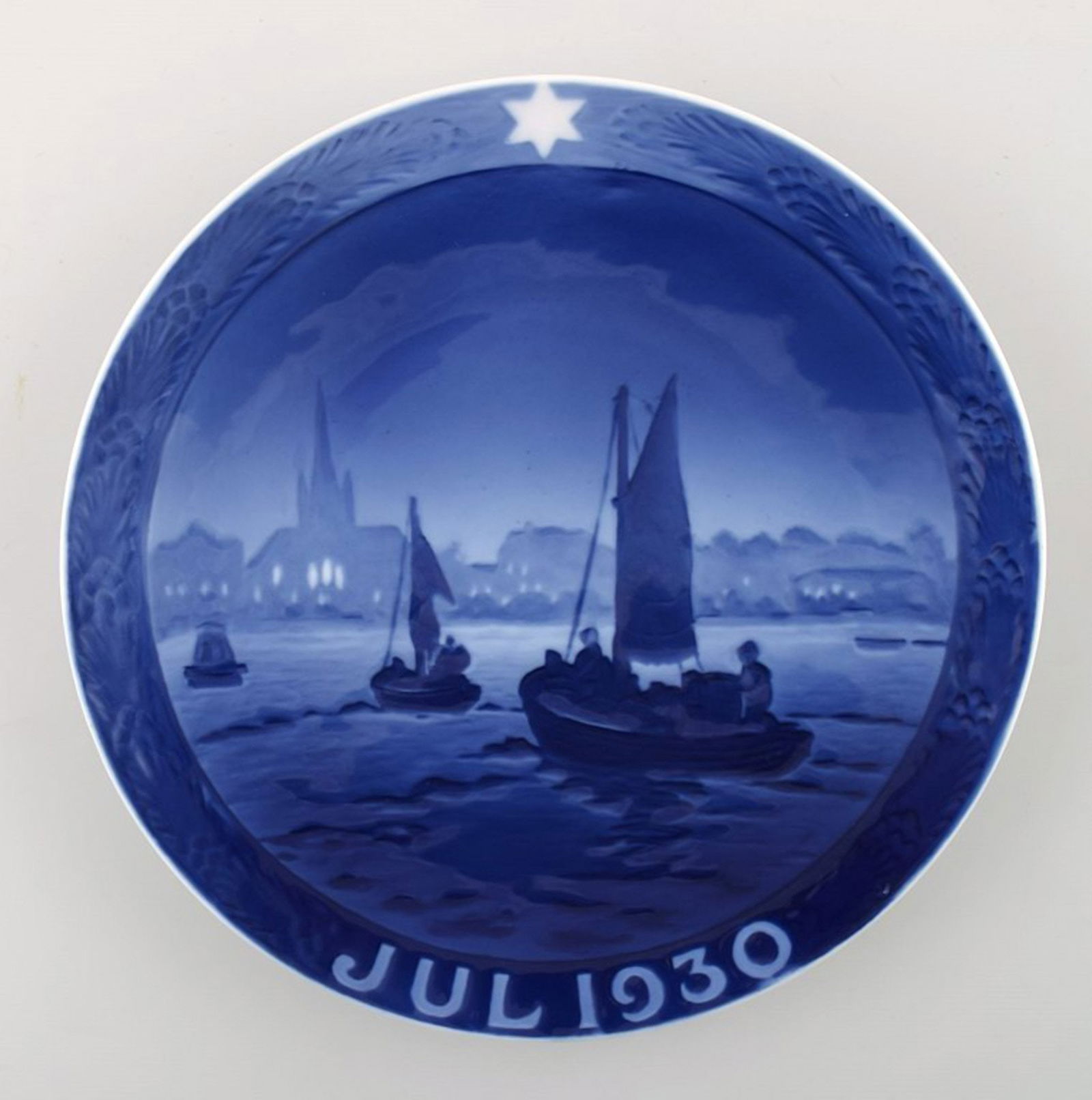 Royal Copenhagen, Christmas plate from 1930.: Title: Royal Copenhagen, Christmas plate from 1930. Description: Royal Copenhagen, Christmas plate from 1930. In perfect condition. 1st factory quality Measures: 17 cm. Reserve: $49.00 Shipping: Dome