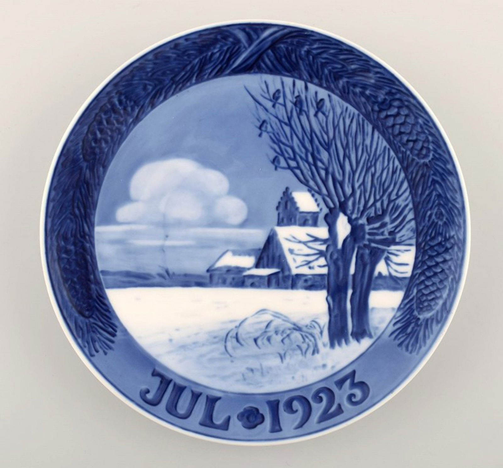 Royal Copenhagen, Christmas plate from 1923.: Title: Royal Copenhagen, Christmas plate from 1923. Description: Royal Copenhagen, Christmas plate from 1923. In perfect condition. 1st factory quality Measures: 17 cm. Reserve: $42.00 Shipping: Dome