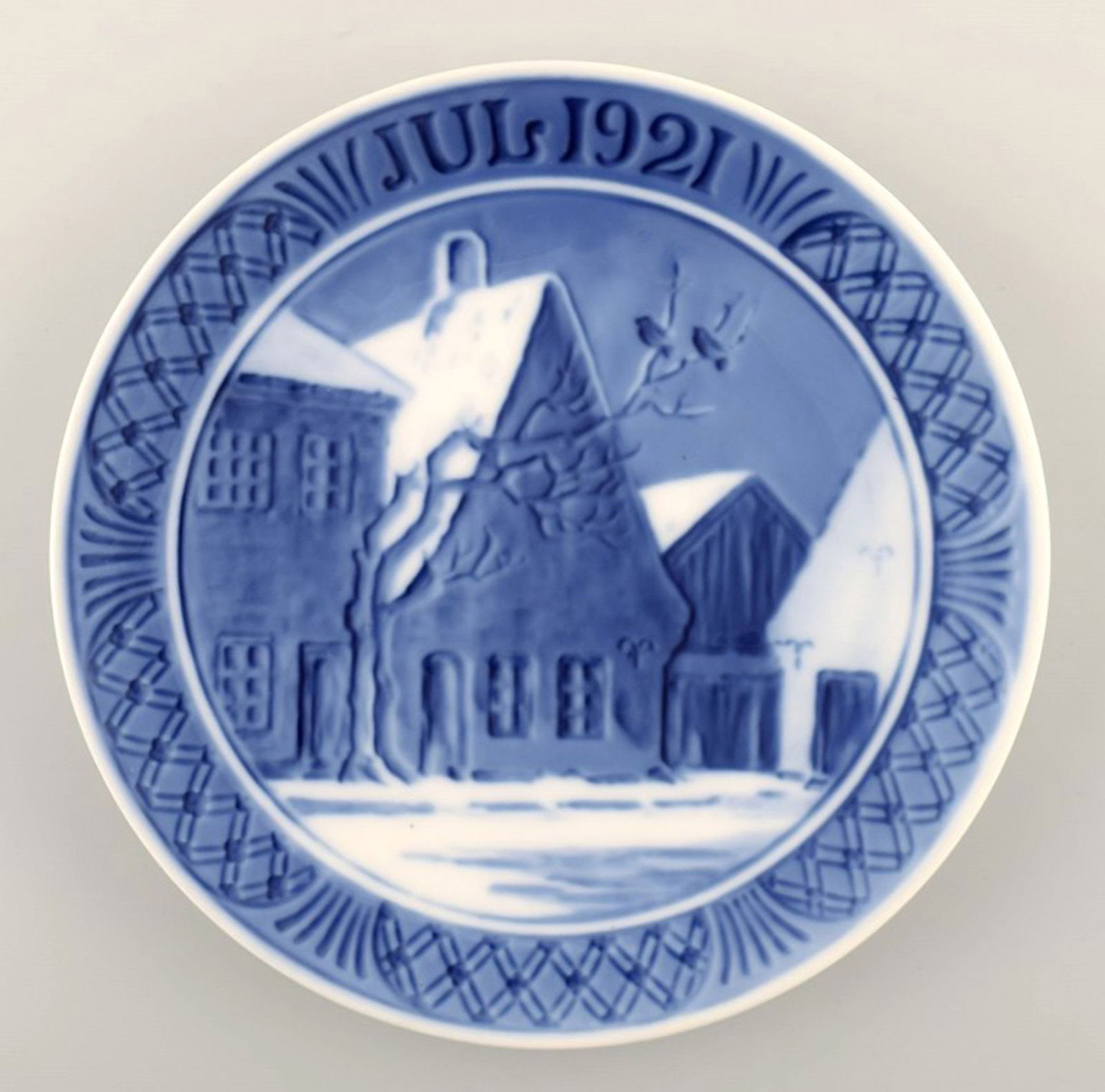 Royal Copenhagen, Christmas plate from 1921.: Title: Royal Copenhagen, Christmas plate from 1921. Description: Royal Copenhagen, Christmas plate from 1921. In perfect condition. 1st factory quality Measures: 17 cm. Reserve: $42.00 Shipping: Dome