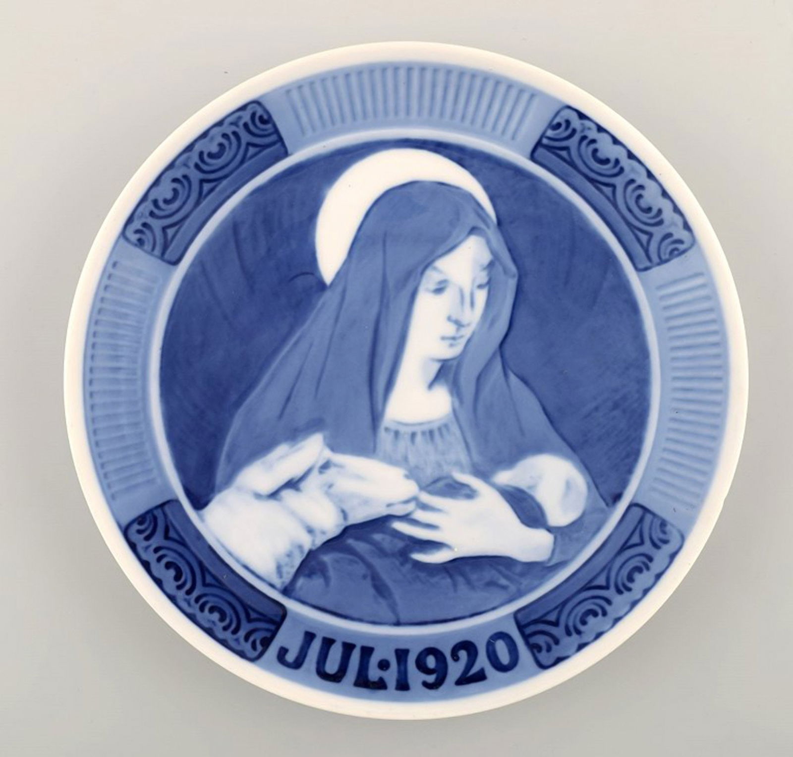 Royal Copenhagen, Christmas plate from 1920.: Title: Royal Copenhagen, Christmas plate from 1920. Description: Royal Copenhagen, Christmas plate from 1920. In perfect condition. 1st factory quality Measures: 17 cm. Reserve: $49.00 Shipping: Dome