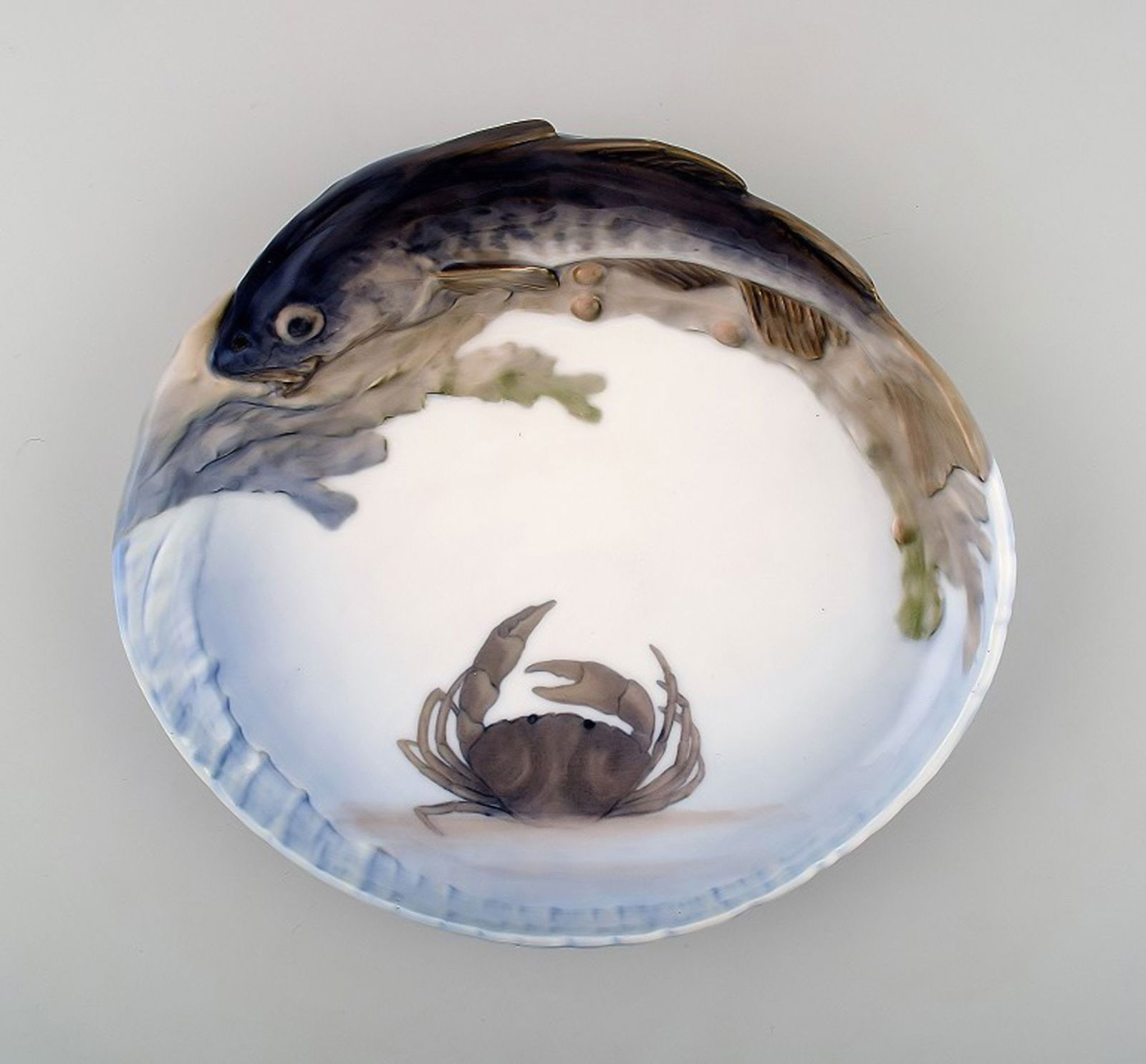 Rare Royal Copenhagen Art Nouveau cod dish number 1/482.: Title: Rare Royal Copenhagen Art Nouveau cod dish number 1/482. Description: Rare Royal Copenhagen Art Nouveau cod dish number 1/482. Measures: 26 cm. x 24 cm. x 6 cm. 1. Quality, in perfect condition