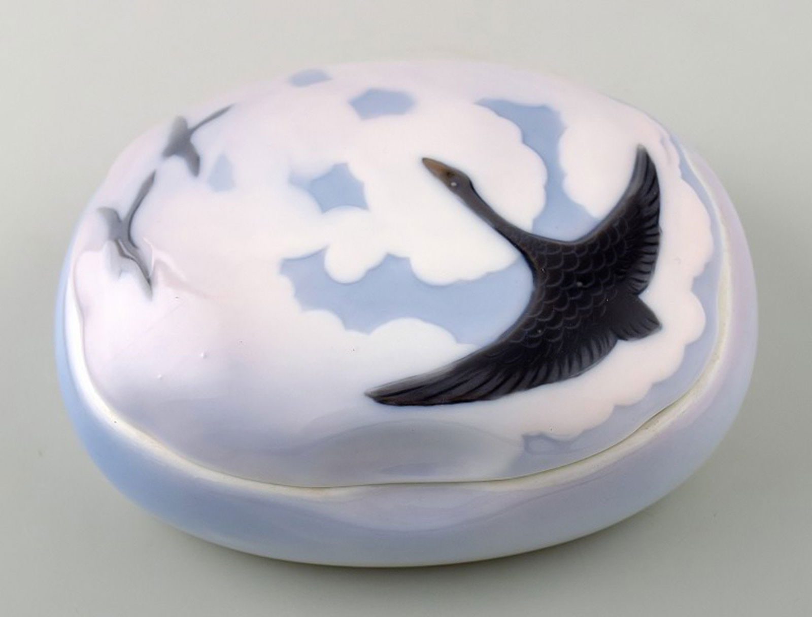 Rare Royal Copenhagen Art Nouveau lidded bowl with swans No. 23/10.: Title: Rare Royal Copenhagen Art Nouveau lidded bowl with swans No. 23/10. Description: Rare Royal Copenhagen Art Nouveau lidded bowl with swans No. 23/10. Measures 17 cm. x 14 cm. x 6 cm. In perfect