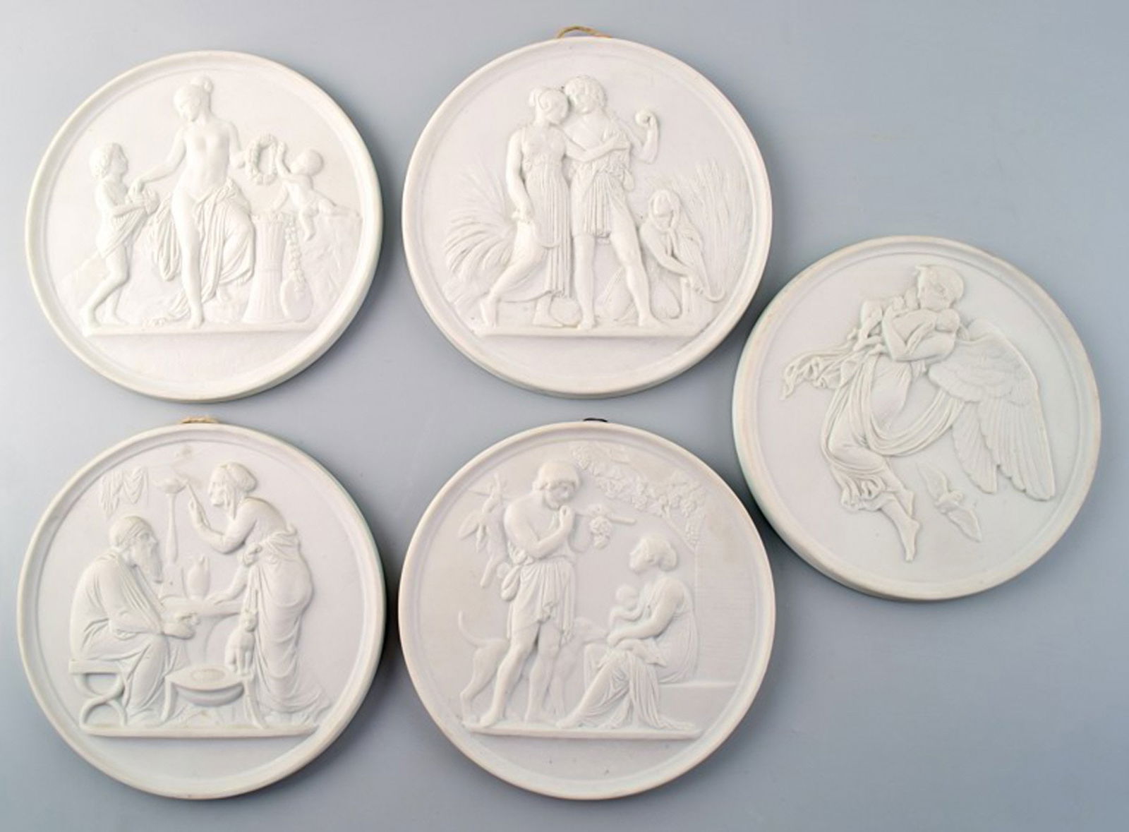 5 biscuit plaques after Thorvaldsen, B&G (Bing & Grondahl): Title: 5 biscuit plaques after Thorvaldsen, B&G (Bing & Grondahl) Description: 5 biscuit plaques after Thorvaldsen, B&G (Bing & Grondahl) The four seasons (minus spring) and night. Diameter 14.2 cm.