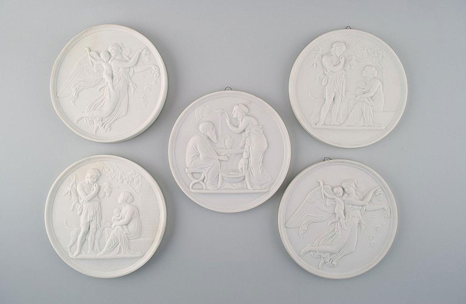 5 biscuit plaques after Thorvaldsen, B&G (Bing & Grondahl): Title: 5 biscuit plaques after Thorvaldsen, B&G (Bing & Grondahl) Description: 5 different biscuit plaques after Thorvaldsen, B&G (Bing & Grondahl) Diameter 14.2 cm. In perfect condition, 1st.