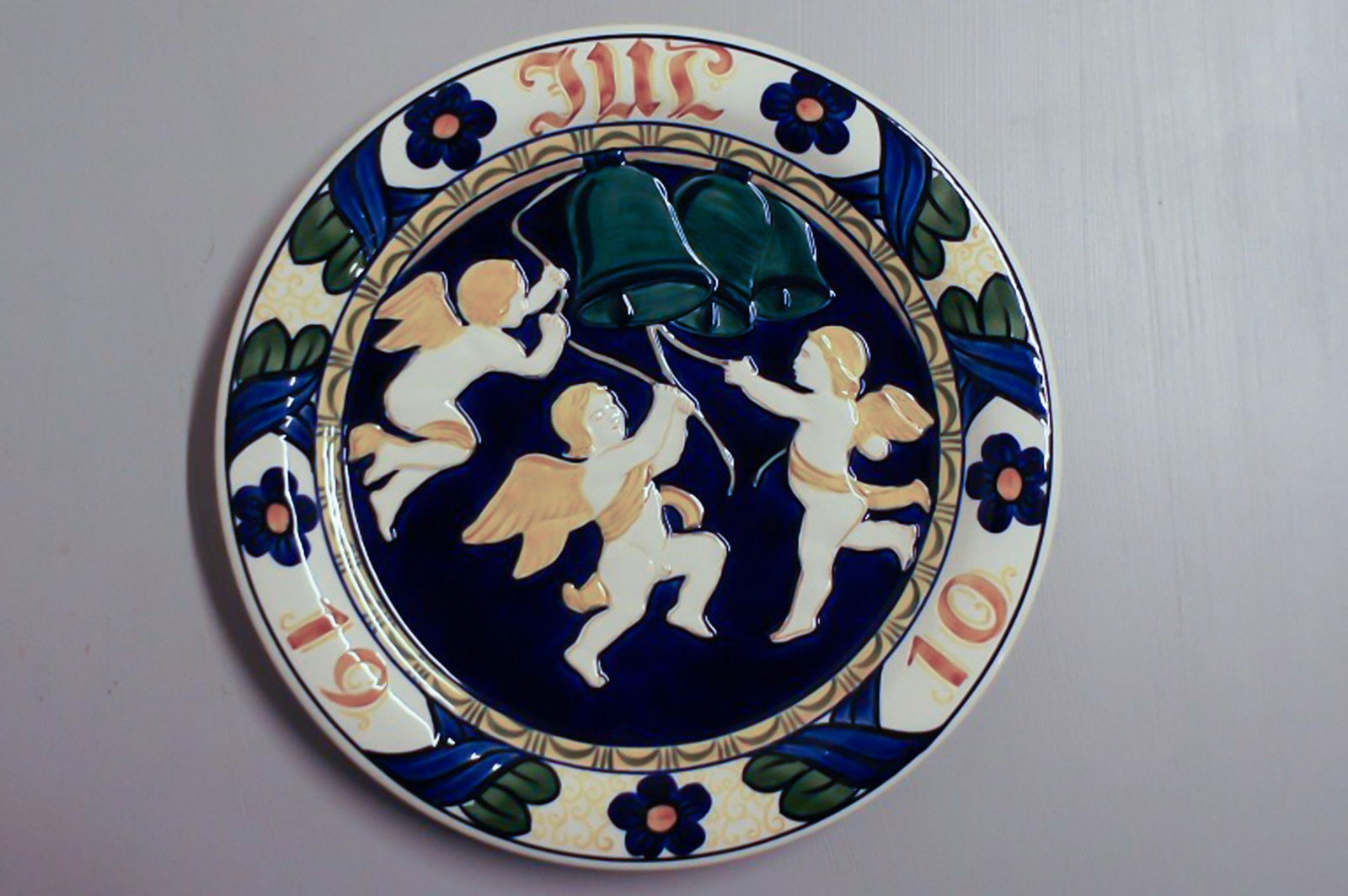 Large Aluminia Christmas plate 1910 in faience.: Title: Large Aluminia Christmas plate 1910 in faience. Description: Large Aluminia Christmas plate 1910 in faience. In a very good condition. 30 cm. in diameter. Reserve: $210.00 