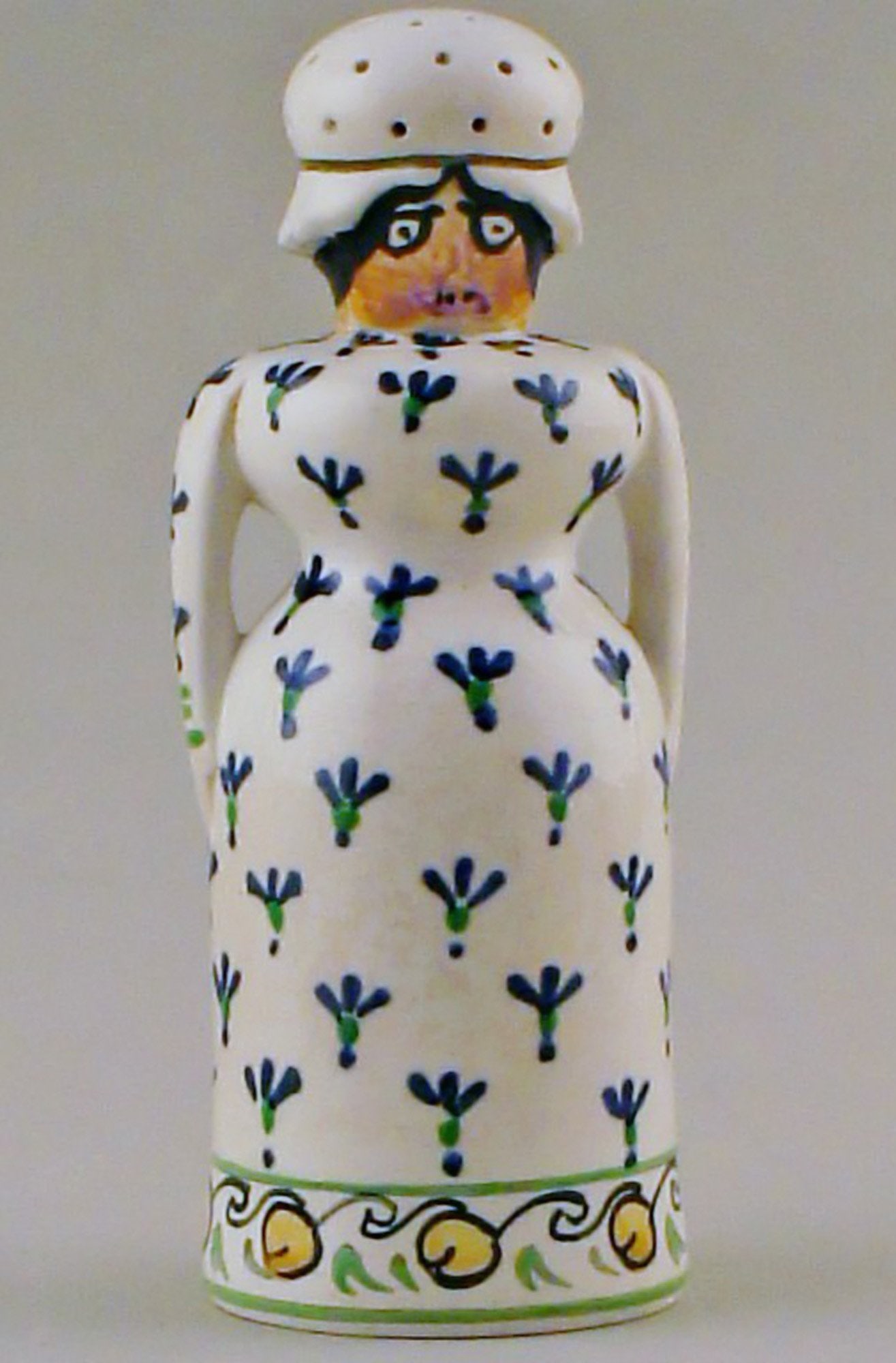 Rare and early Aluminia pepper shaker.: Title: Rare and early Aluminia pepper shaker. Description: Rare and early Aluminia pepper shaker, number 68/131. Designed by Harald Slott-Møller. number 131. Measures 14.5 cm. In good condition.