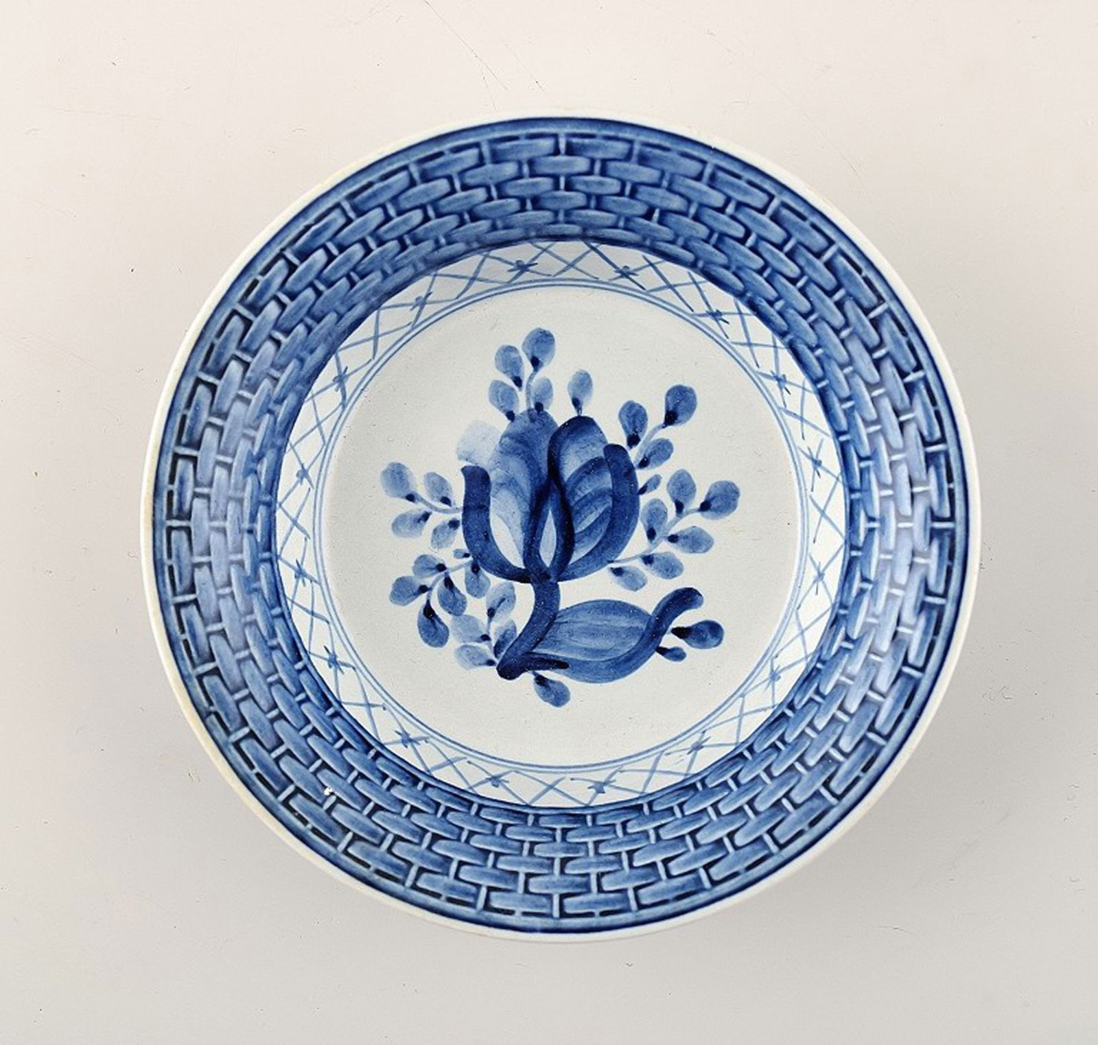 Aluminia Tranquebar, bowl. Decoration number 11/1114.: Title: Aluminia Tranquebar, bowl. Decoration number 11/1114. Description: Aluminia Tranquebar, bowl. Decoration number 11/1114. Diameter 11.5 cm. 3 cm. deep. 1st. factory quality, in perfect condition