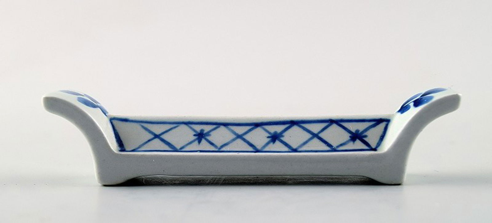 Aluminia Tranquebar, Knife rest. Decoration number 11/1128.: Title: Aluminia Tranquebar, Knife rest. Decoration number 11/1128. Description: Aluminia Tranquebar, Knife rest. Decoration number 11/1128. Length 8 cm. Perfect condition, 1. factory quality. 