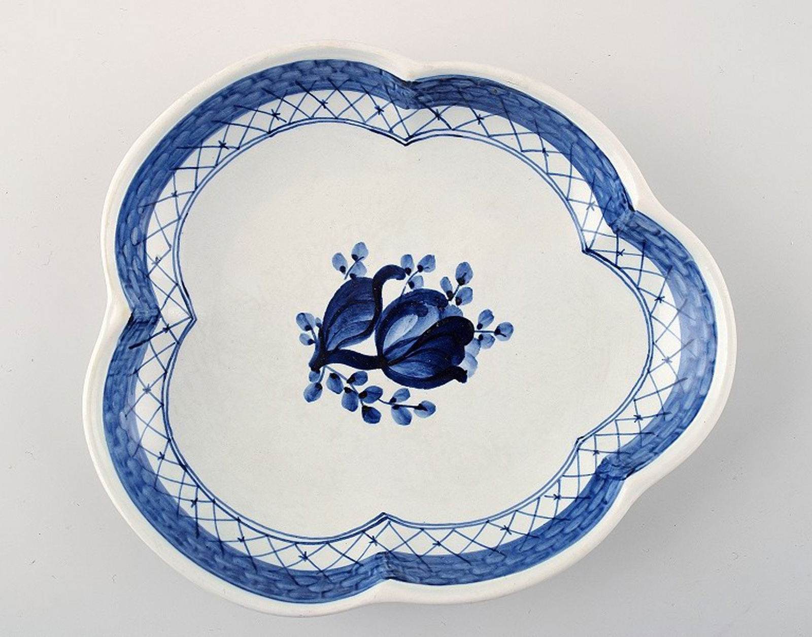 Aluminia / Royal Copenhagen Tranquebar, small dish. Decoration number 11/925.: Title: Aluminia / Royal Copenhagen Tranquebar, small dish. Decoration number 11/925. Description: Aluminia / Royal Copenhagen Tranquebar, small dish. Decoration number 11/925. Length 16.5 cm. Perfect