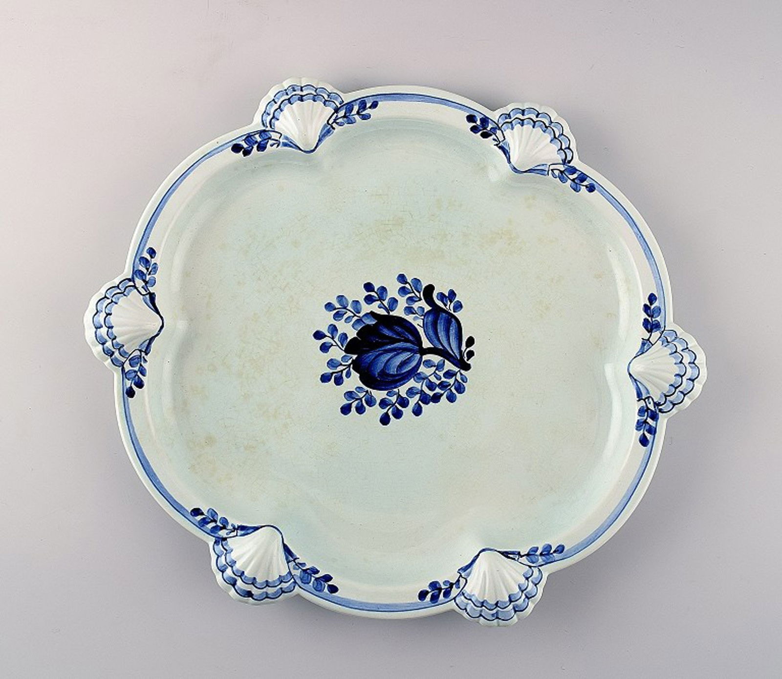 Aluminia Tranquebar, large mussel dish. Decoration number 11/1048.: Title: Aluminia Tranquebar, large mussel dish. Decoration number 11/1048. Description: Aluminia Tranquebar, large mussel dish. Decoration number 11/1048. Measures 33 cm. Perfect condition. Reserve: $