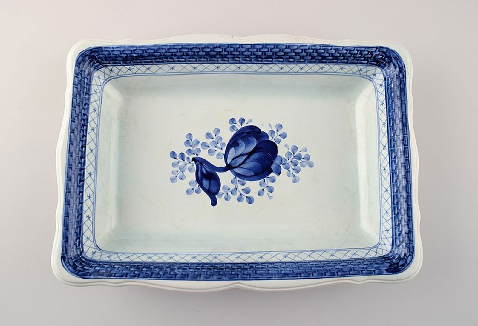 Aluminia "Tranquebar" Breadbaskets 11/1207. 2 pcs. in stock.: Title: Aluminia "Tranquebar" Breadbaskets 11/1207. 2 pcs. in stock. Description: 2 Aluminia "Tranquebar" Breadbaskets 11/1207. 1. factory quality, good condition. Measures 29 cm. x 5 cm. Reserve: 