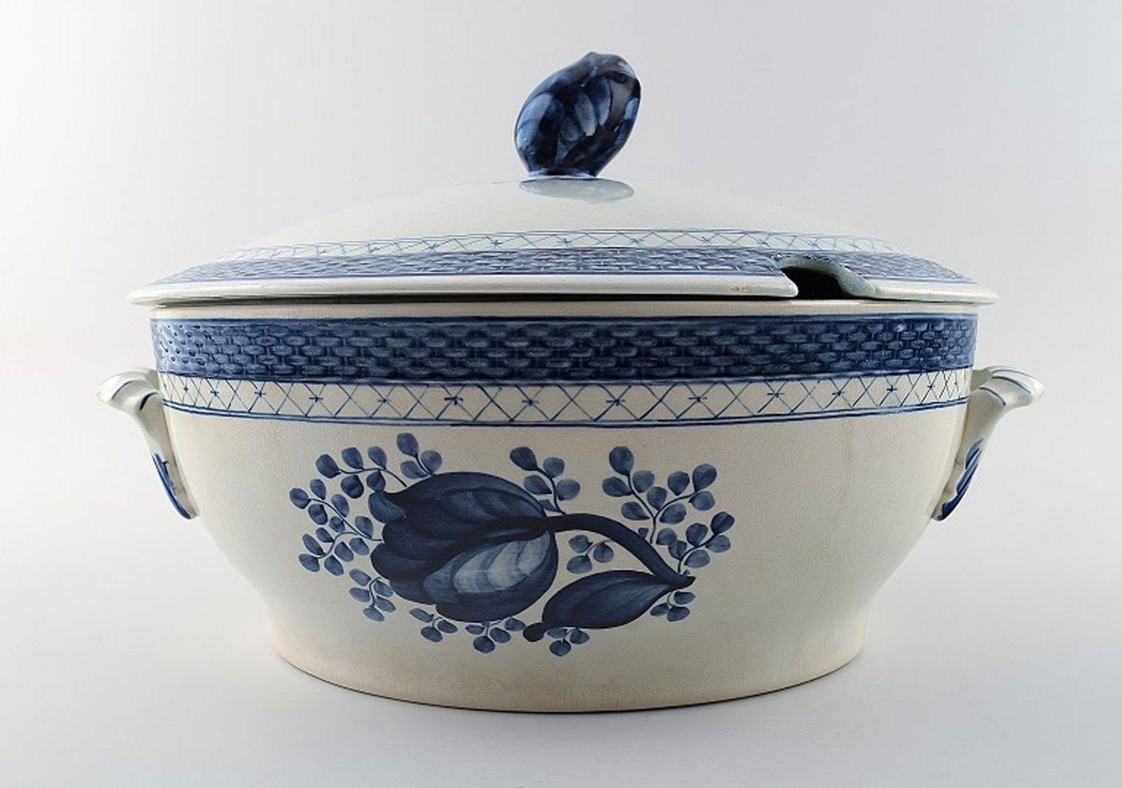 Royal Copenhagen / Aluminia Tranquebar number 920/11. 2 pcs. in stock.: Title: Royal Copenhagen / Aluminia Tranquebar number 920/11. 2 pcs. in stock. Description: 2 Royal Copenhagen / Aluminia Tranquebar number 920/11. Large tureen with lid. 25 x 40 cm. In perfect