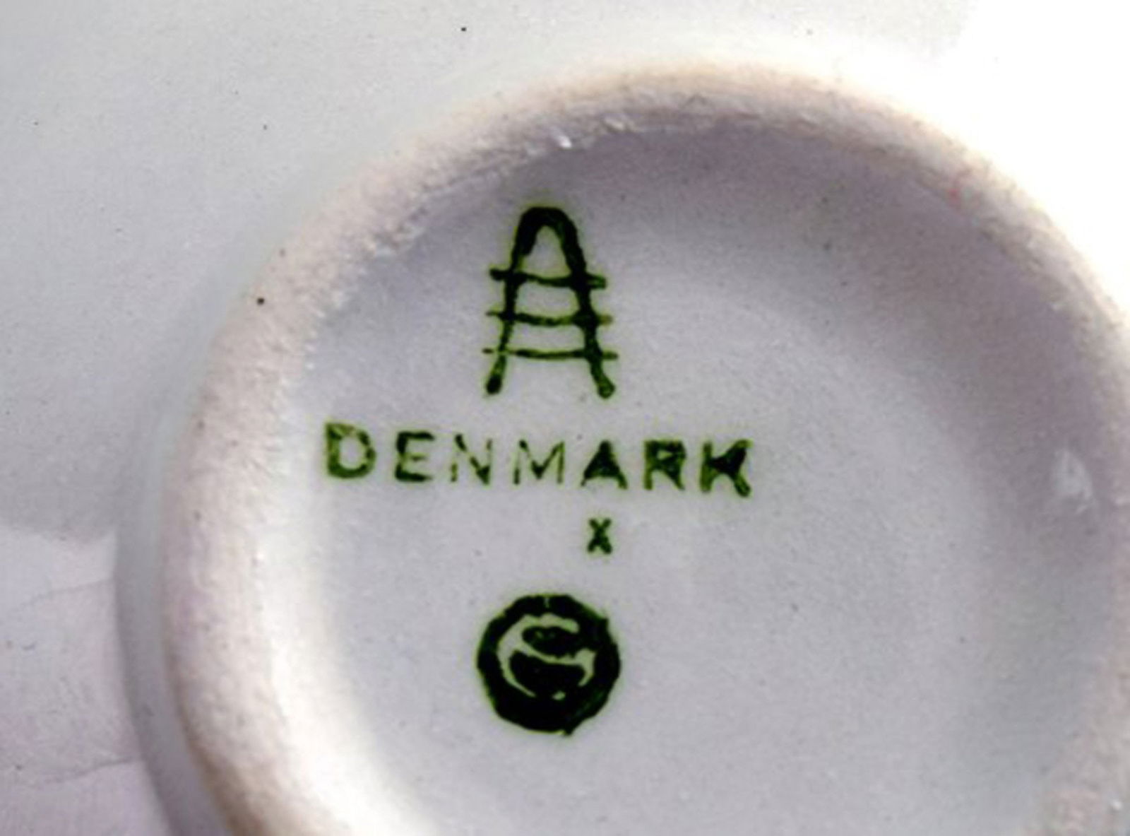 3 bowls. Royal Copenhagen/Aluminia Blue Line, earthenware. Blue Line is designed by Grethe Meyer for - 4