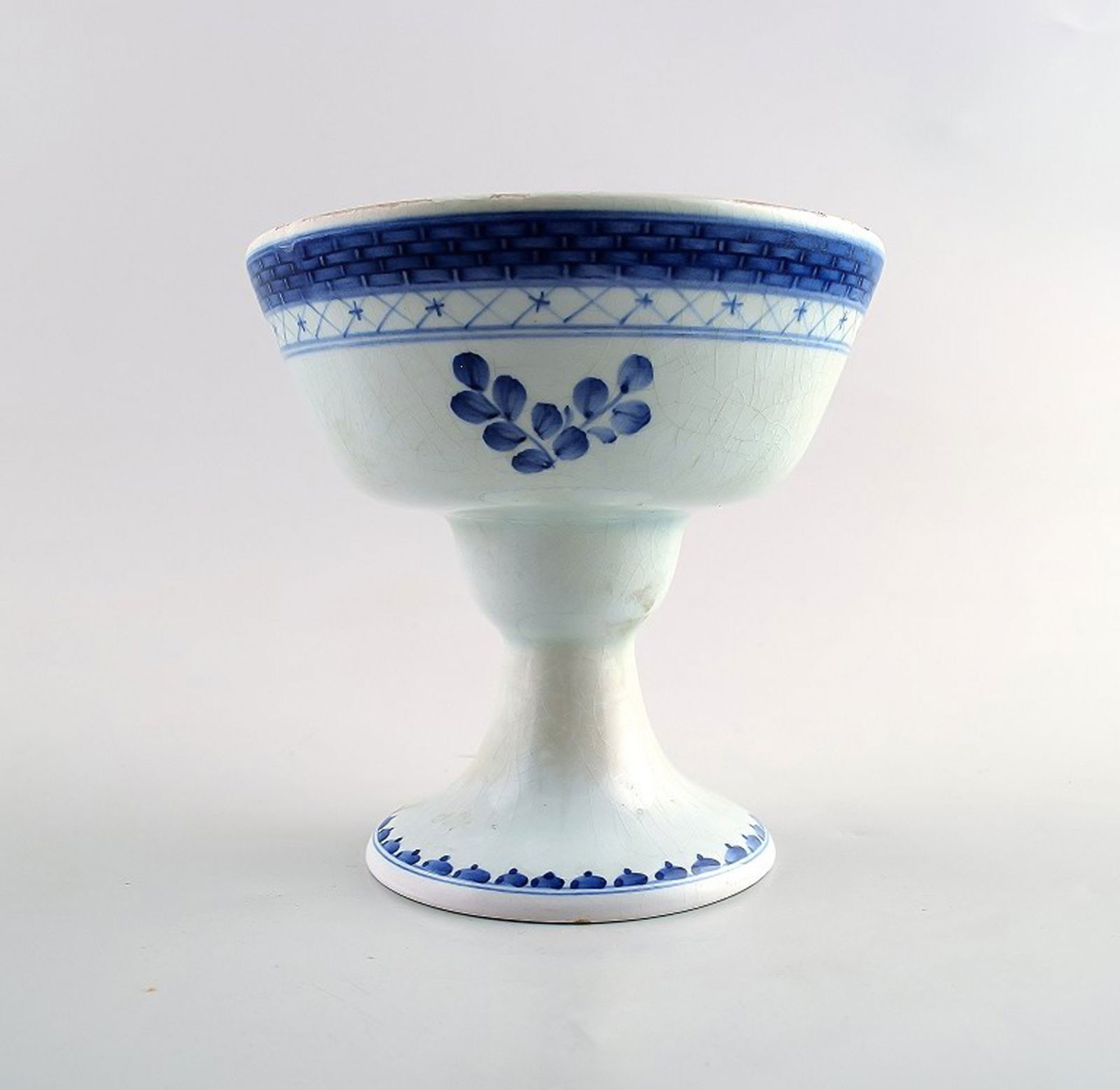 Tranquebar rare faience centerpiece. Decoration number 11/1093.: Title: Tranquebar rare faience centerpiece. Decoration number 11/1093. Description: Tranquebar rare faience centerpiece. Decoration number 11/1093. Denmark 30/40s. 1st. factory quality. Measures 12.5