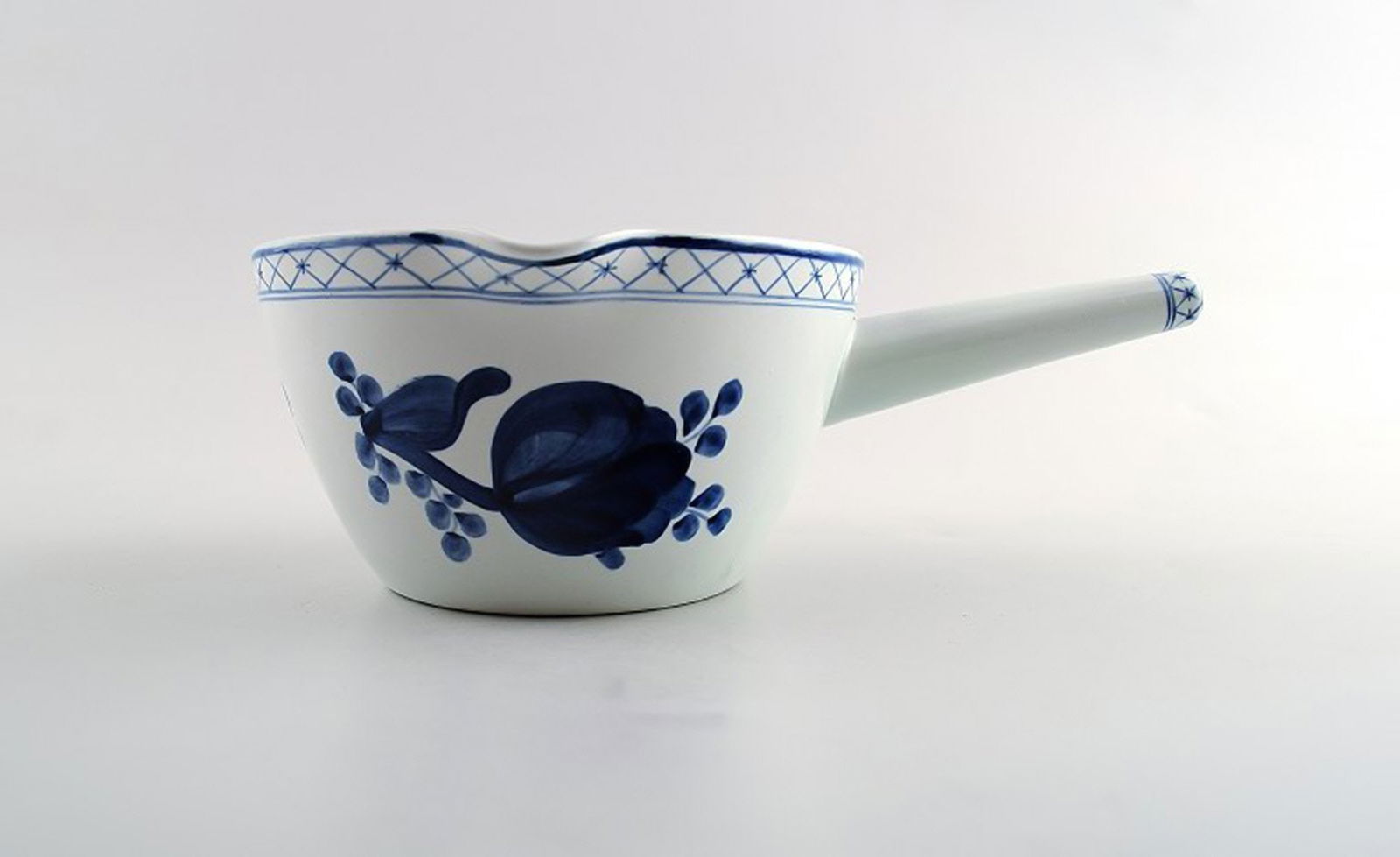 Aluminia Blue Tranquebar, rare gravy boat with handle. Decoration number 11/2872.: Title: Aluminia Blue Tranquebar, rare gravy boat with handle. Decoration number 11/2872. Description: Aluminia Blue Tranquebar, rare gravy boat with handle. Decoration number 11/2872. Denmark 30/40s.