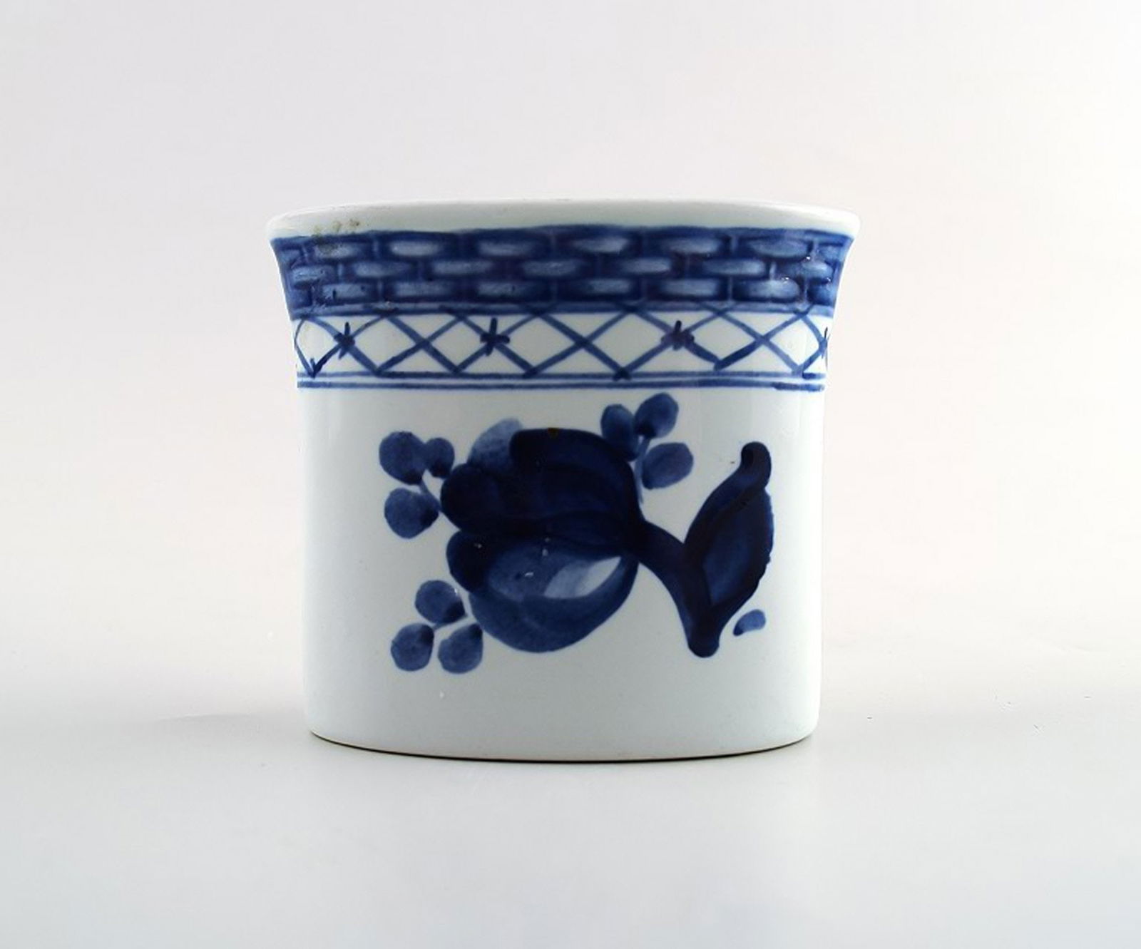 Aluminia / Royal Copenhagen Tranquebar cups. Decoration number 11/1356.: Title: Aluminia / Royal Copenhagen Tranquebar cups. Decoration number 11/1356. Description: Aluminia / Royal Copenhagen Tranquebar cups. Decoration number 11/1356. Height 6 cm. - Length of 7 cm. In