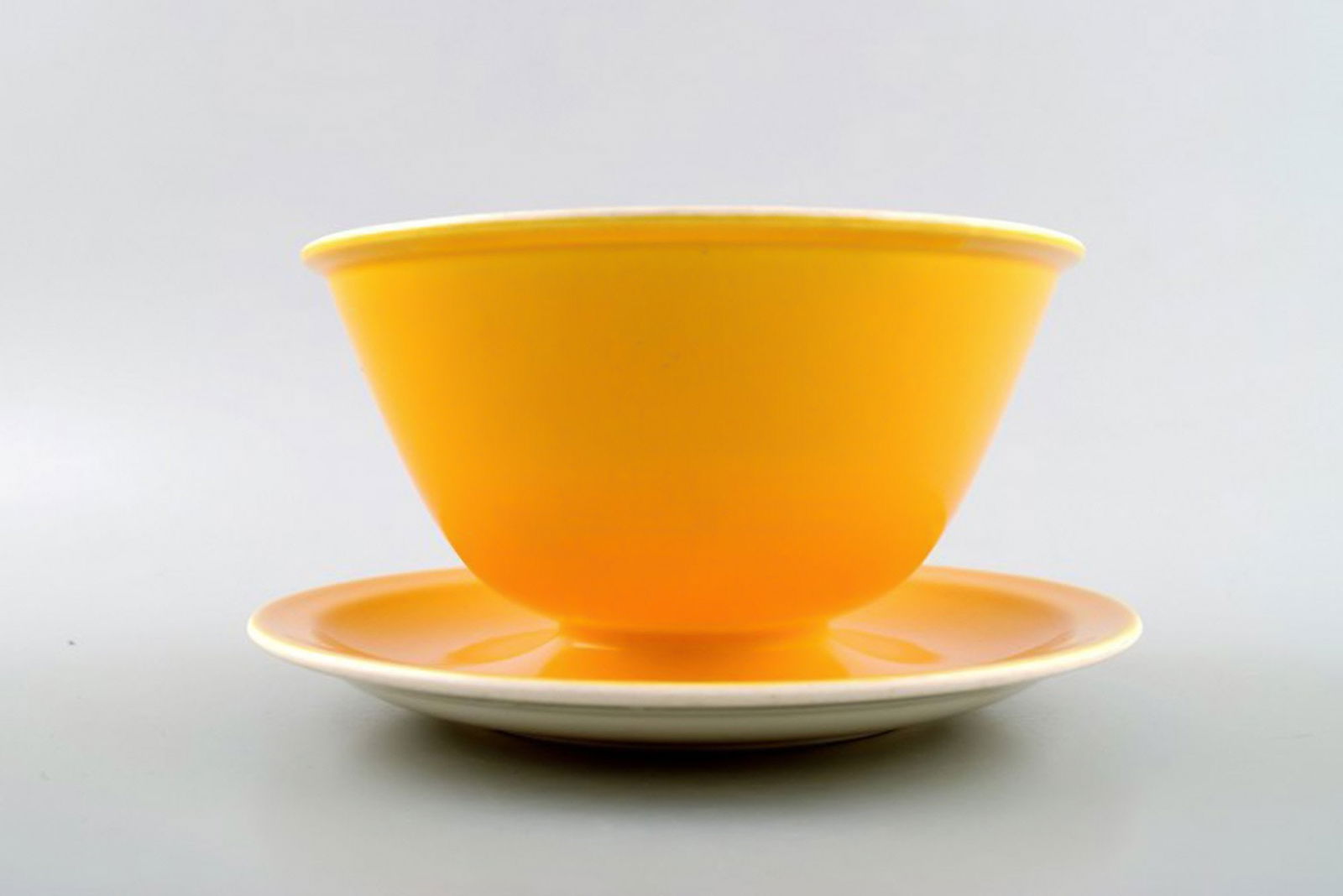 Sauce boat, Susanne Yellow Confetti Royal Copenhagen / Aluminia.: Title: Sauce boat, Susanne Yellow Confetti Royal Copenhagen / Aluminia. Description: Sauce boat, Susanne Yellow Confetti Royal Copenhagen / Aluminia. Measures: 17 cm. x 9 cm. In very good condition.