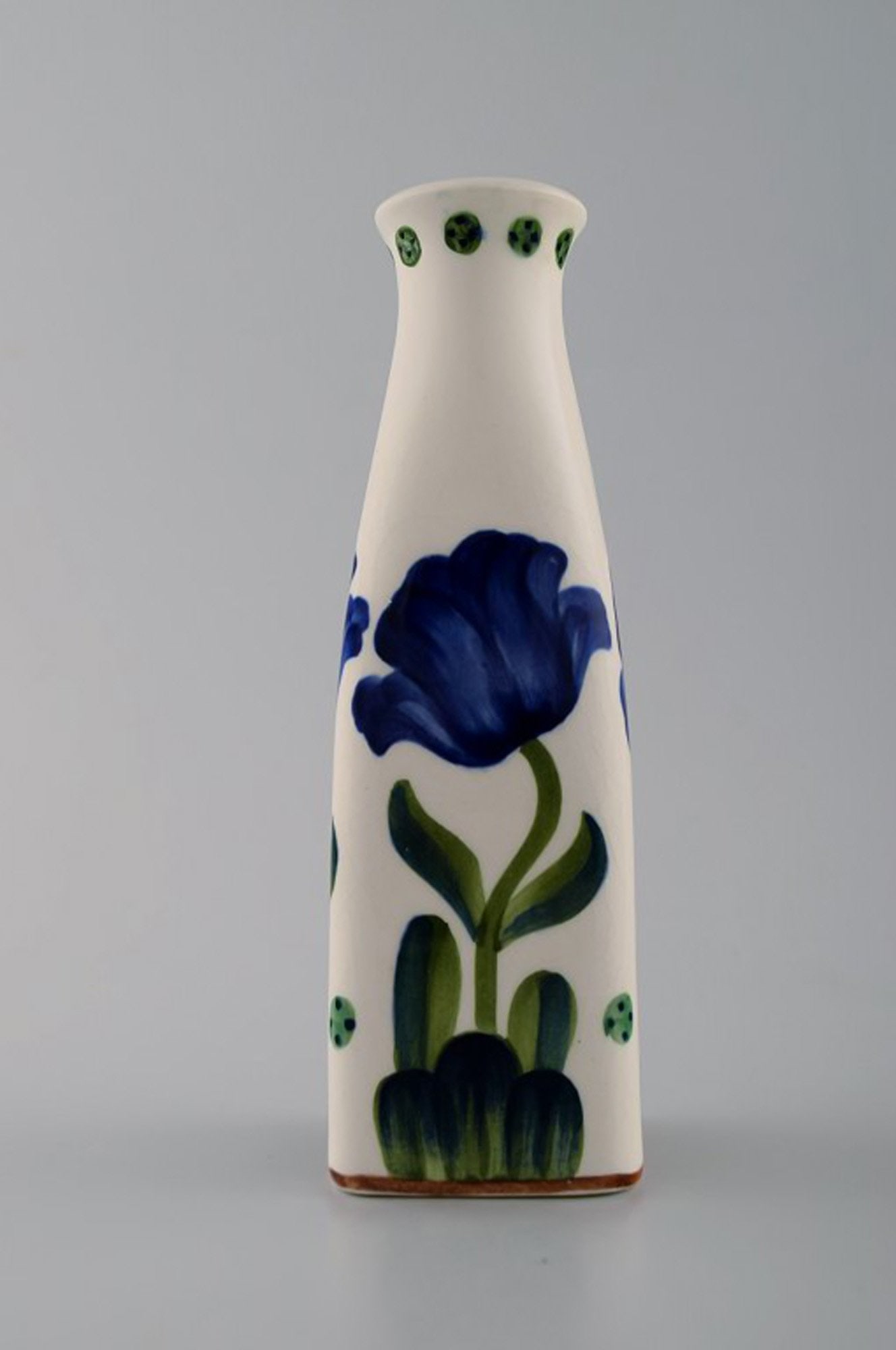 Aluminia faience vase, hand-painted with floral motifs.: Title: Aluminia faience vase, hand-painted with floral motifs. Description: Aluminia faience vase, hand-painted with floral motifs. Measures 15 cm. x 5 cm. Number 223/101. In very good condition. Stam