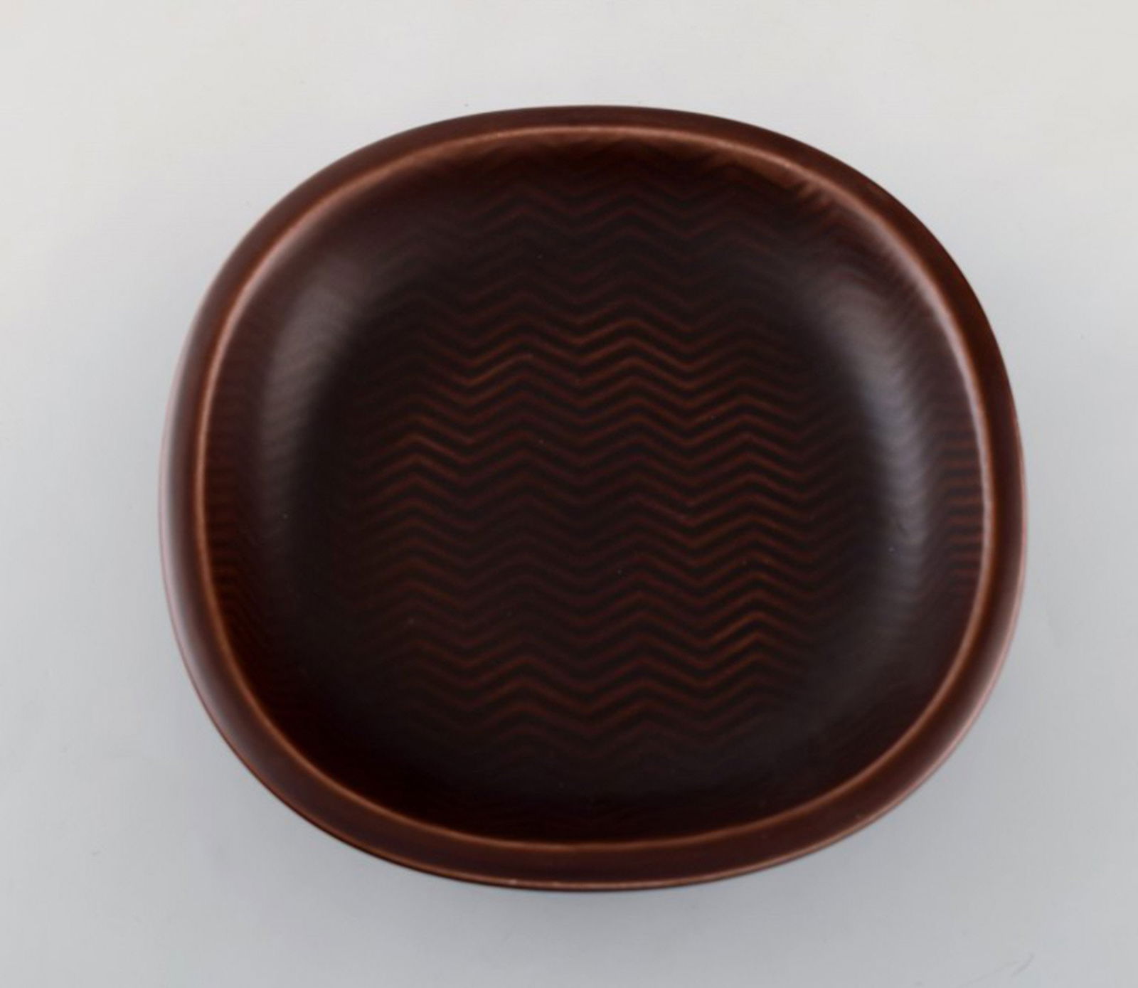 Nils Thorsson for Aluminia. "Marselis" faience bowl with geometric pattern in beautiful ox blood: Title: Nils Thorsson for Aluminia. "Marselis" faience bowl with geometric pattern in beautiful ox blood glaze. Mid 20th century. Description: Nils Thorsson for Aluminia. "Marselis" faience bowl with