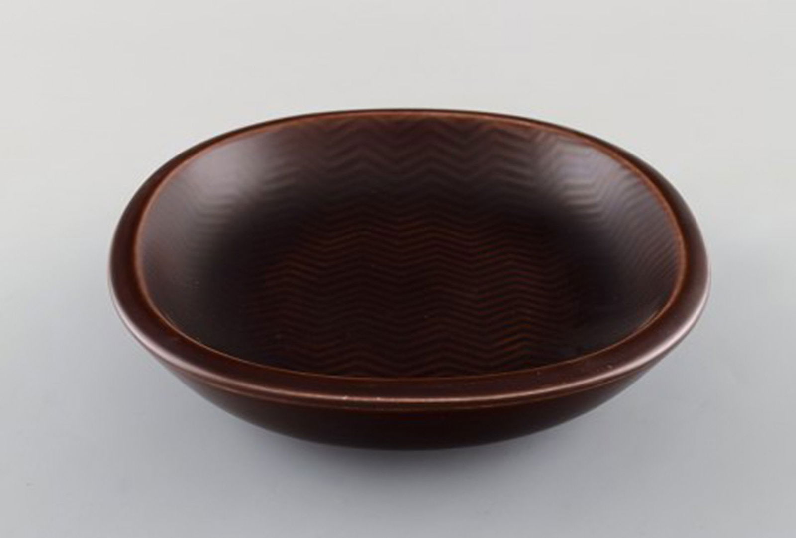 Nils Thorsson for Aluminia. "Marselis" faience bowl with geometric pattern in beautiful ox blood - 2