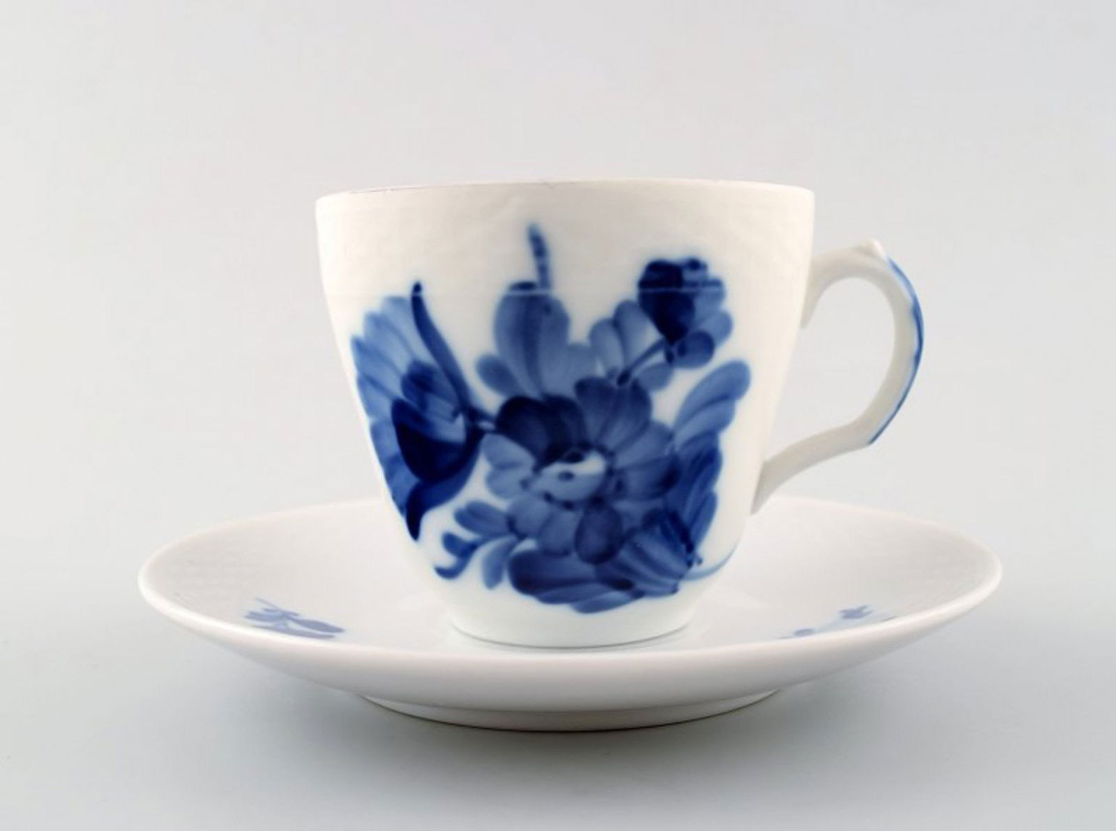 26 sets Royal Copenhagen Blue flower braided, espresso cup and saucer.: Title: 26 sets Royal Copenhagen Blue flower braided, espresso cup and saucer. Description: 26 sets Royal Copenhagen Blue flower braided, espresso cup and saucer. Number 10/8046. In perfect condition,