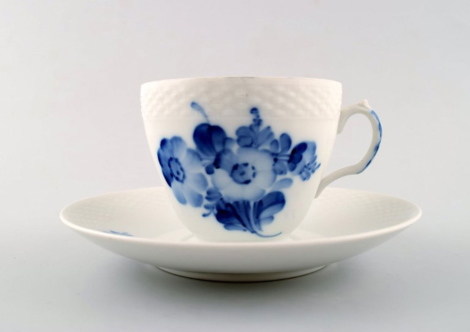 3 sets of Blue Flower, braided, Cup and saucer, Royal Copenhagen. Number 10/8261.: Title: 3 sets of Blue Flower, braided, Cup and saucer, Royal Copenhagen. Number 10/8261. Description: 3 sets of Blue Flower, braided, Cup and saucer, Royal Copenhagen. Number 10/8261. In perfect