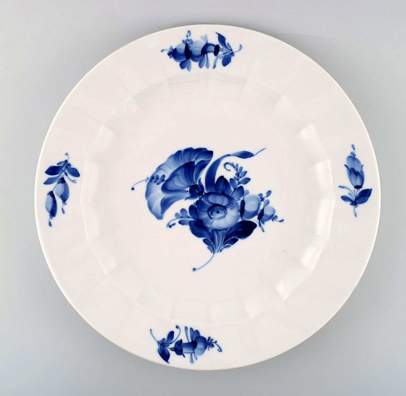 Royal Copenhagen Blue Flower Angular, round serving dish. Decoration Number 10/8543.: Title: Royal Copenhagen Blue Flower Angular, round serving dish. Decoration Number 10/8543. Description: Royal Copenhagen Blue Flower Angular, round serving dish. Decoration Number 10/8543. 1st.