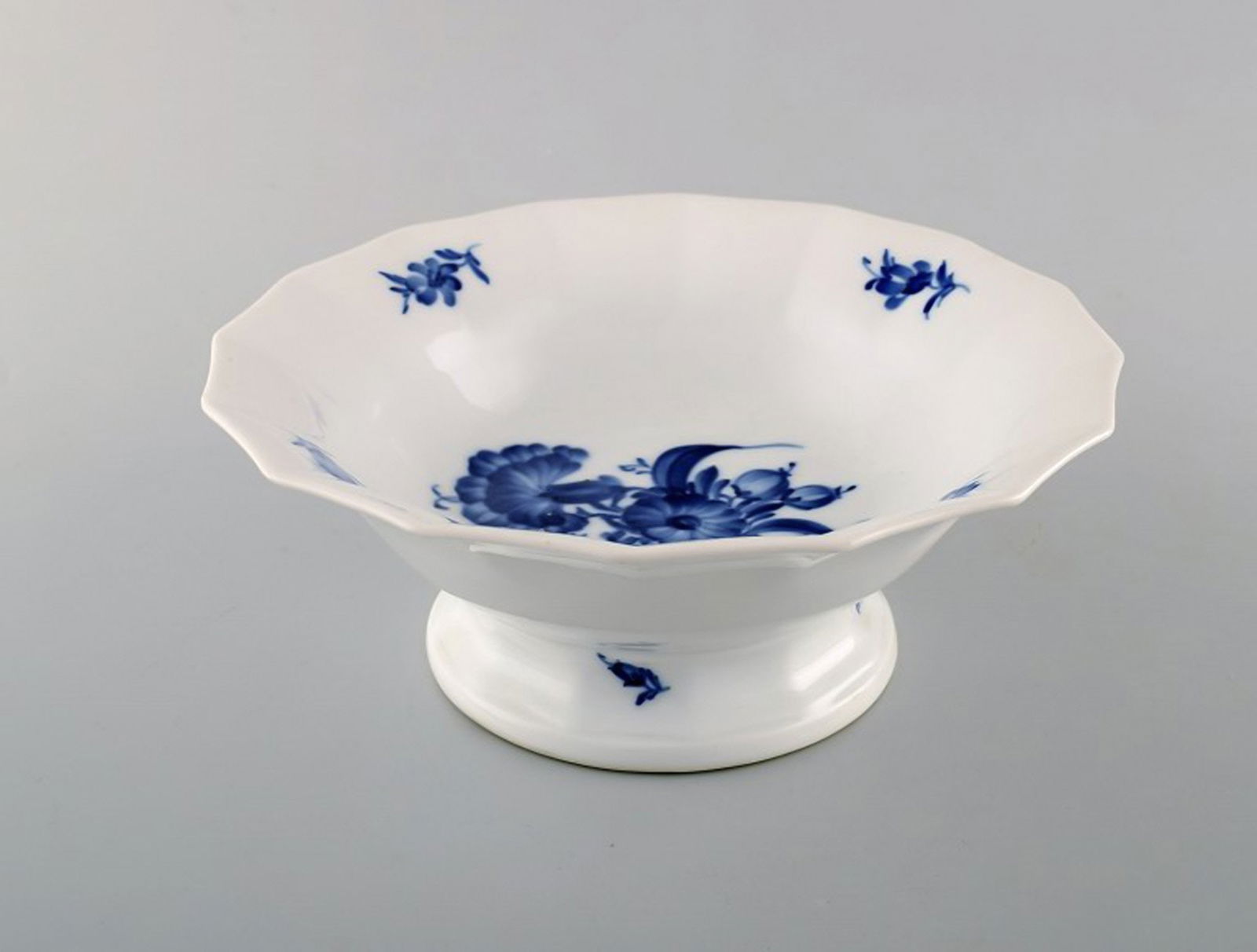 Royal Copenhagen. Blue flower angular bowl/compote. Decoration number 10/8537. (1 of 5)