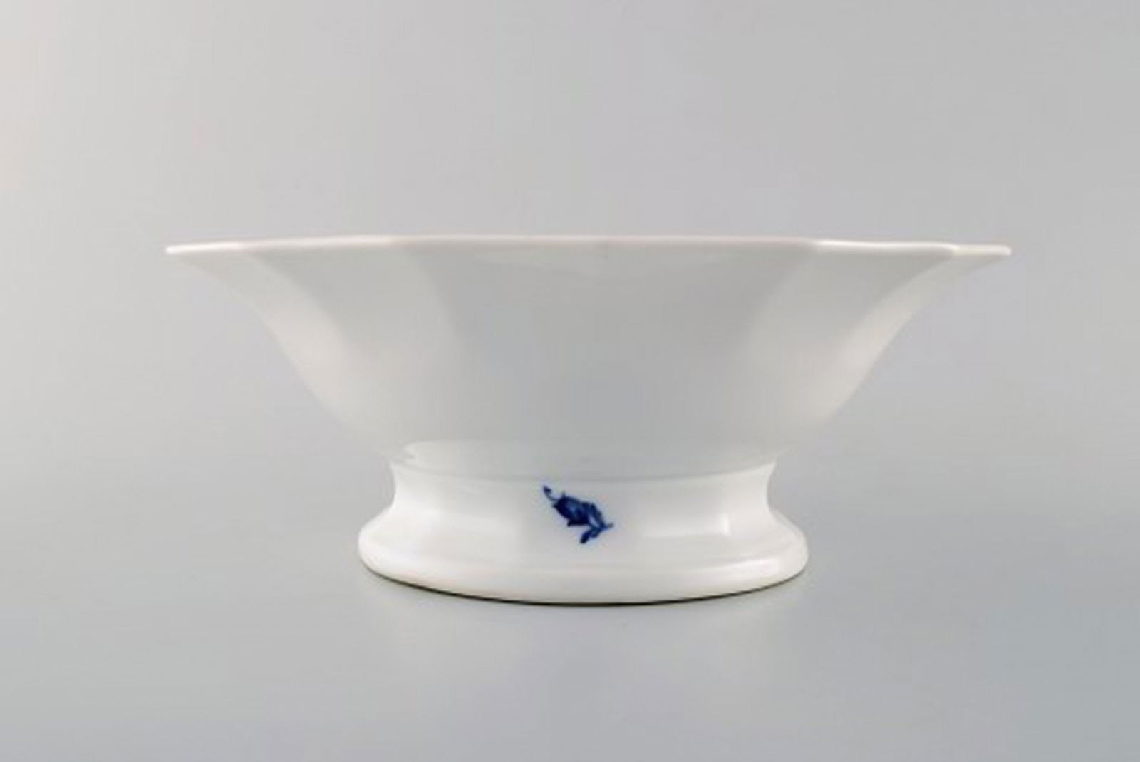 Royal Copenhagen. Blue flower angular bowl/compote. Decoration number 10/8537. - 2