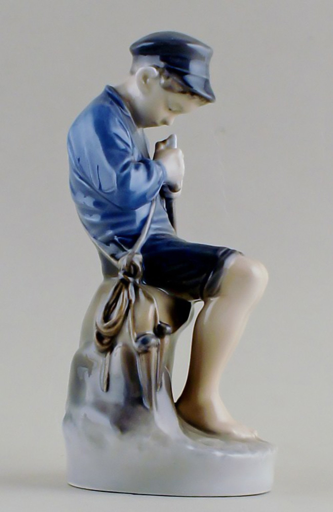 Royal Copenhagen, chopping boy, No. 905.: Title: Royal Copenhagen, chopping boy, No. 905. Description: Royal Copenhagen, chopping boy, No. 905 Measures 18.5 cm. Factory first, in good condition. Reserve: $98.00 Shipping:Domestic: