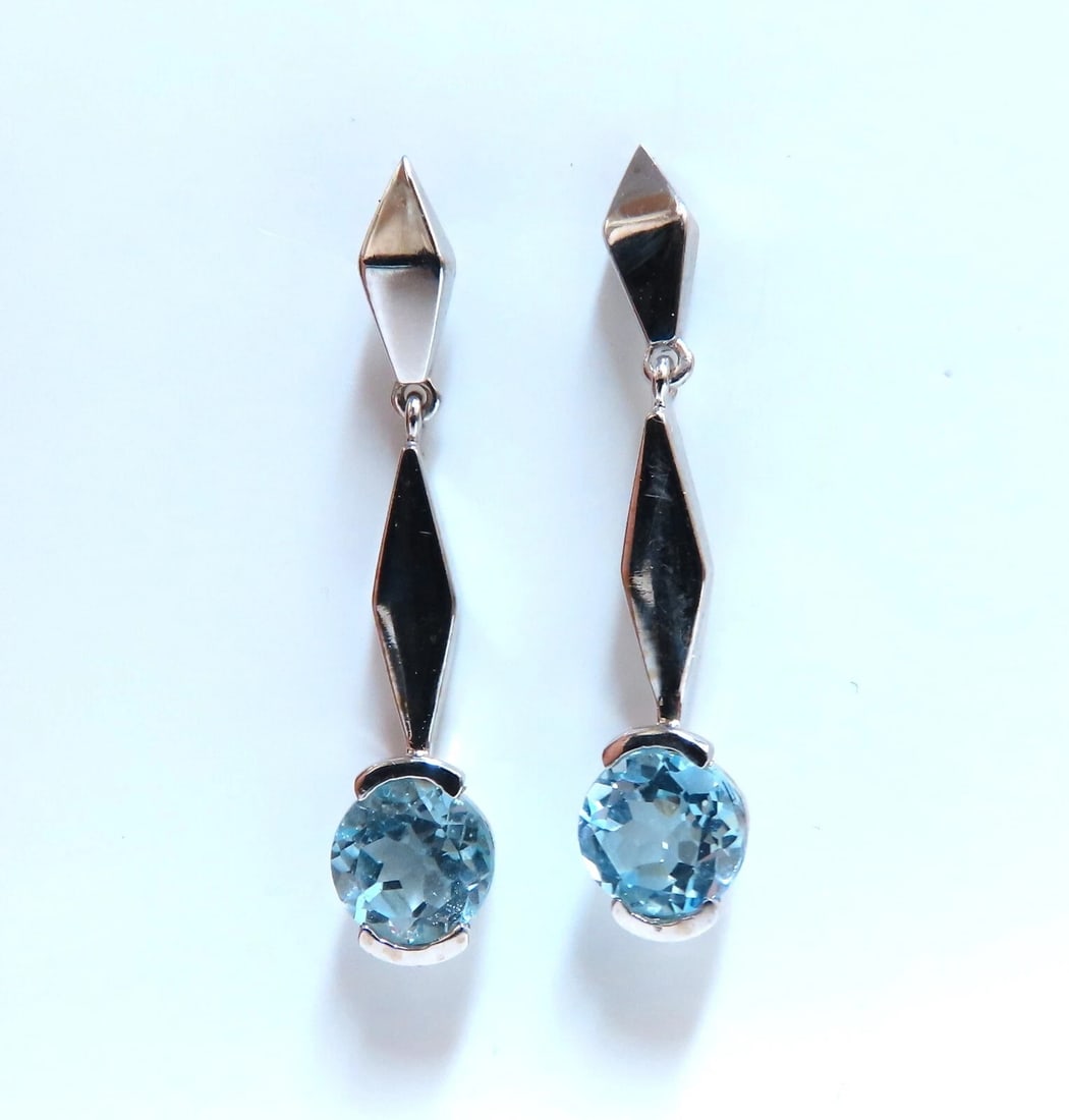 2.00ct Natural Blue Topaz Dangle Earrings 14kt Gold**: Title: 2.00ct Natural Blue Topaz Dangle Earrings 14kt Gold** Description: Dangle Earrings 6 x 7mm Topaz: 2.20ct Oval cut Earrings: 1 9/32 inch 4.5 grams. 14kt white gold All Items come with a Free