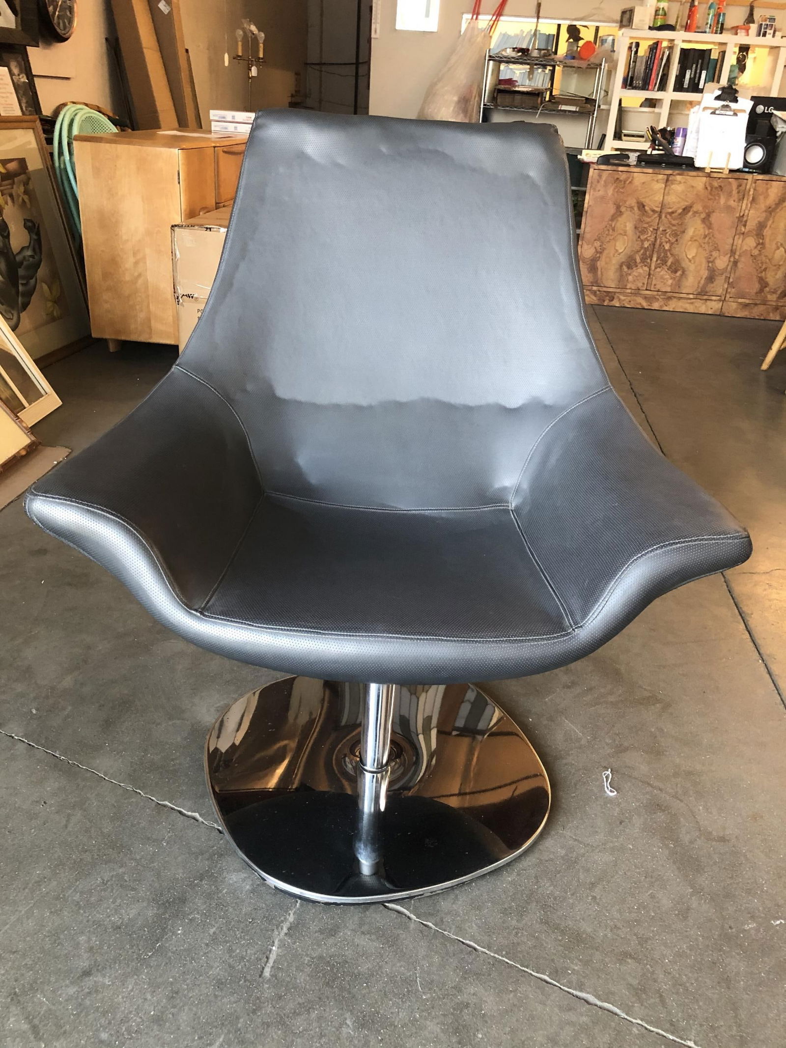 Modernist Leather Captian's Lounge Chair with Chrome Base, Circa 1980 - 3