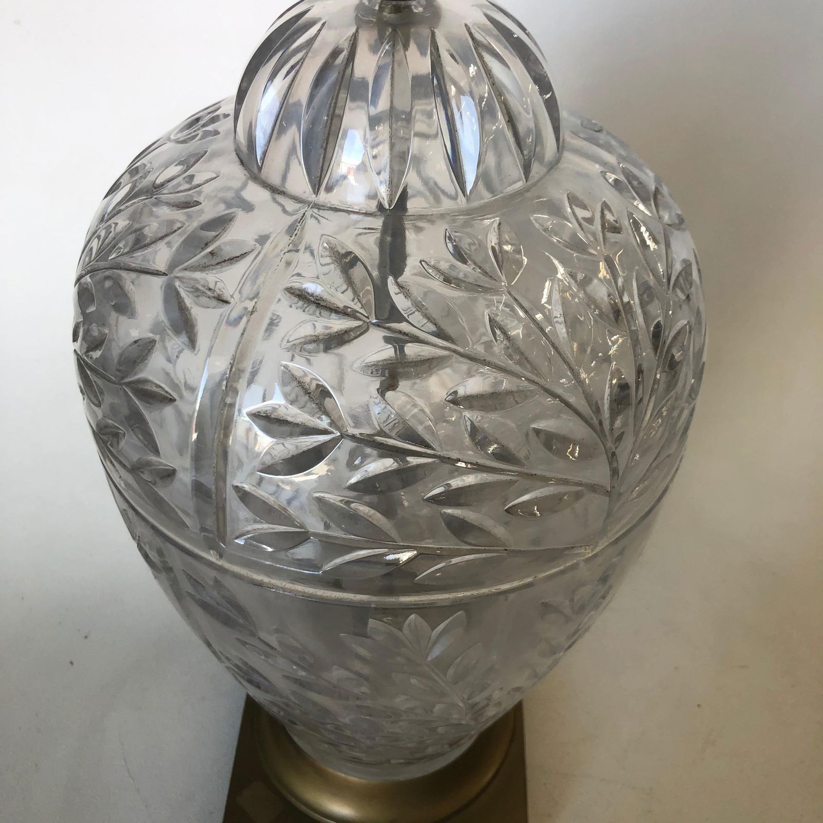 Midcentury Leaf Motif Cut Crystal Table Lamp with Brass Hardware - 5