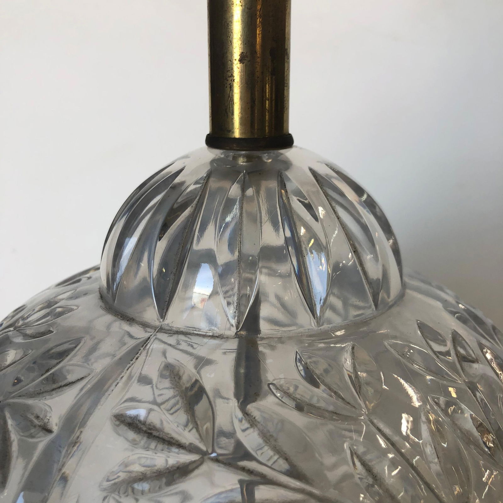 Midcentury Leaf Motif Cut Crystal Table Lamp with Brass Hardware - 6