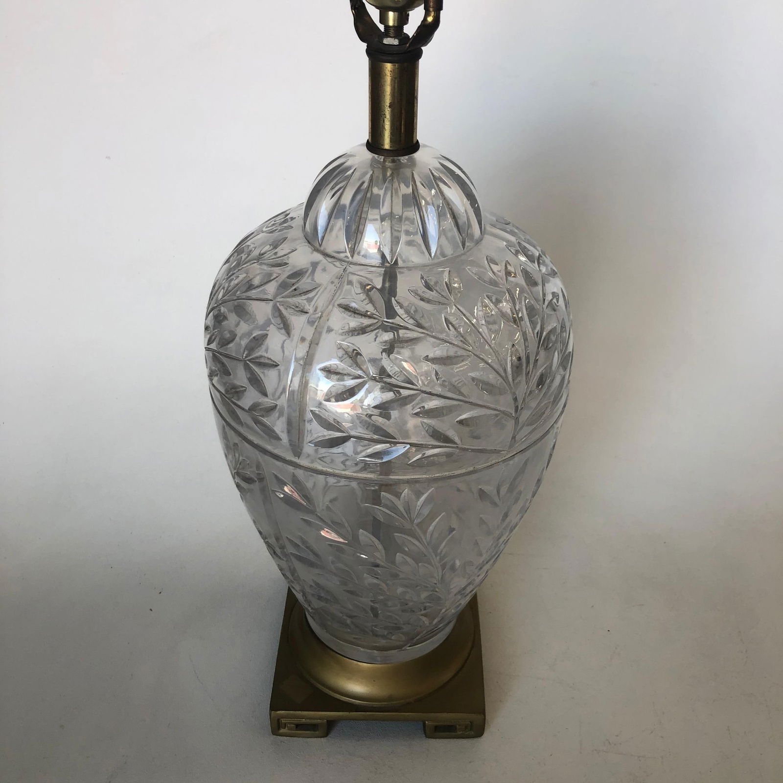 Midcentury Leaf Motif Cut Crystal Table Lamp with Brass Hardware - 9