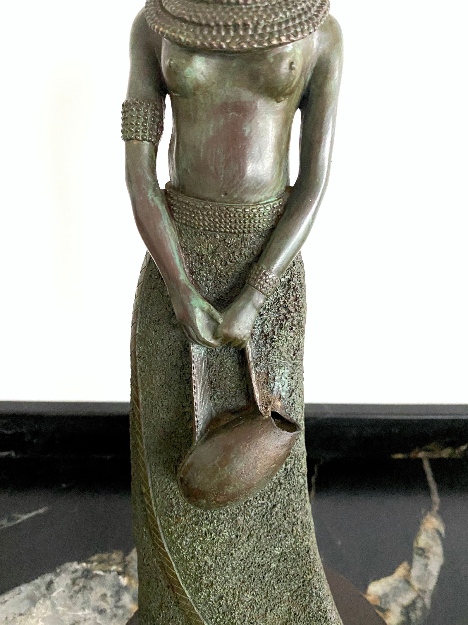 Remarkable Vintage Bronze Statue shaped like an African Woman - 3